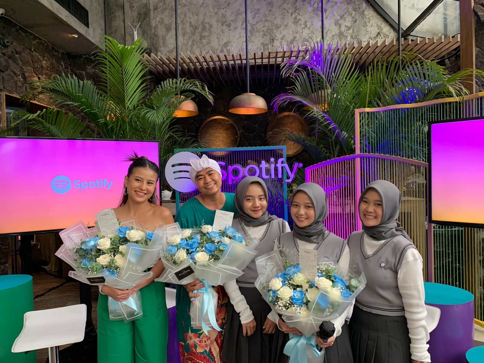 Ki-ka: Karin Novilda, Mak Beti, dan Putih Abu-Abu