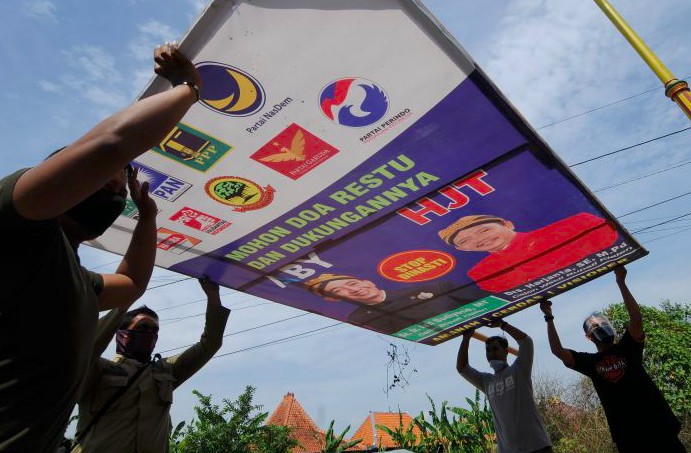 Satpol PP Kabupaten tegal menertibkan Alat Peraga Kampanye (APK) Pilwabup Klaten.