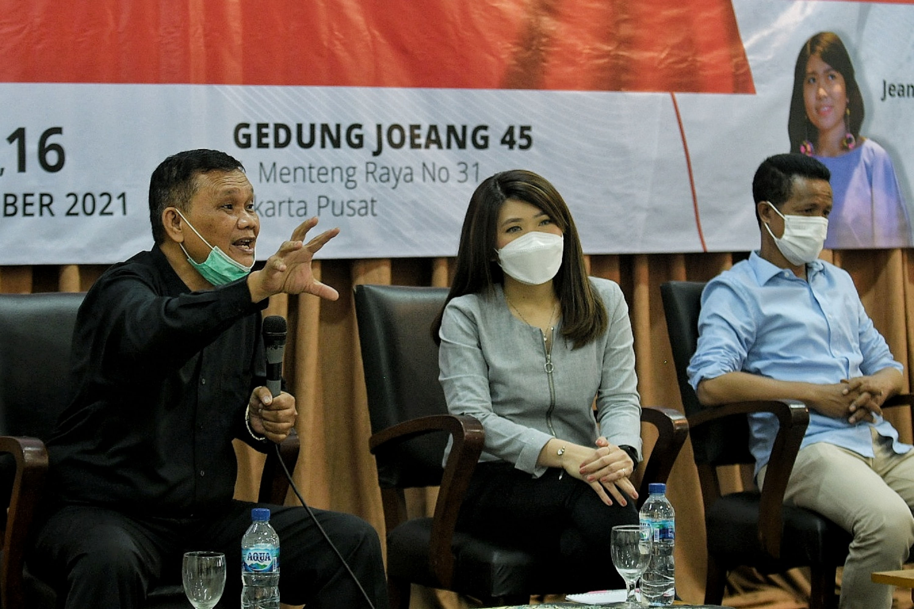 Analis Komunikasi Politik UPH Emrus Sihombing (kiri)