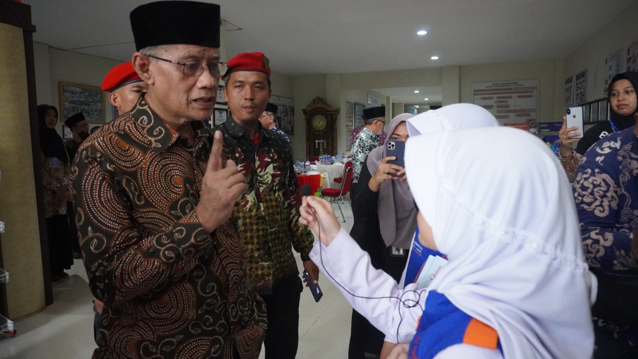 Dua Reporter Cilik Vanessa Aliaa Dermawan dan Sabila Caila Syiria Wandira mewancarai Ketua Umum PP Muhammadiyah Prof.Dr.Haedar Nashir. 