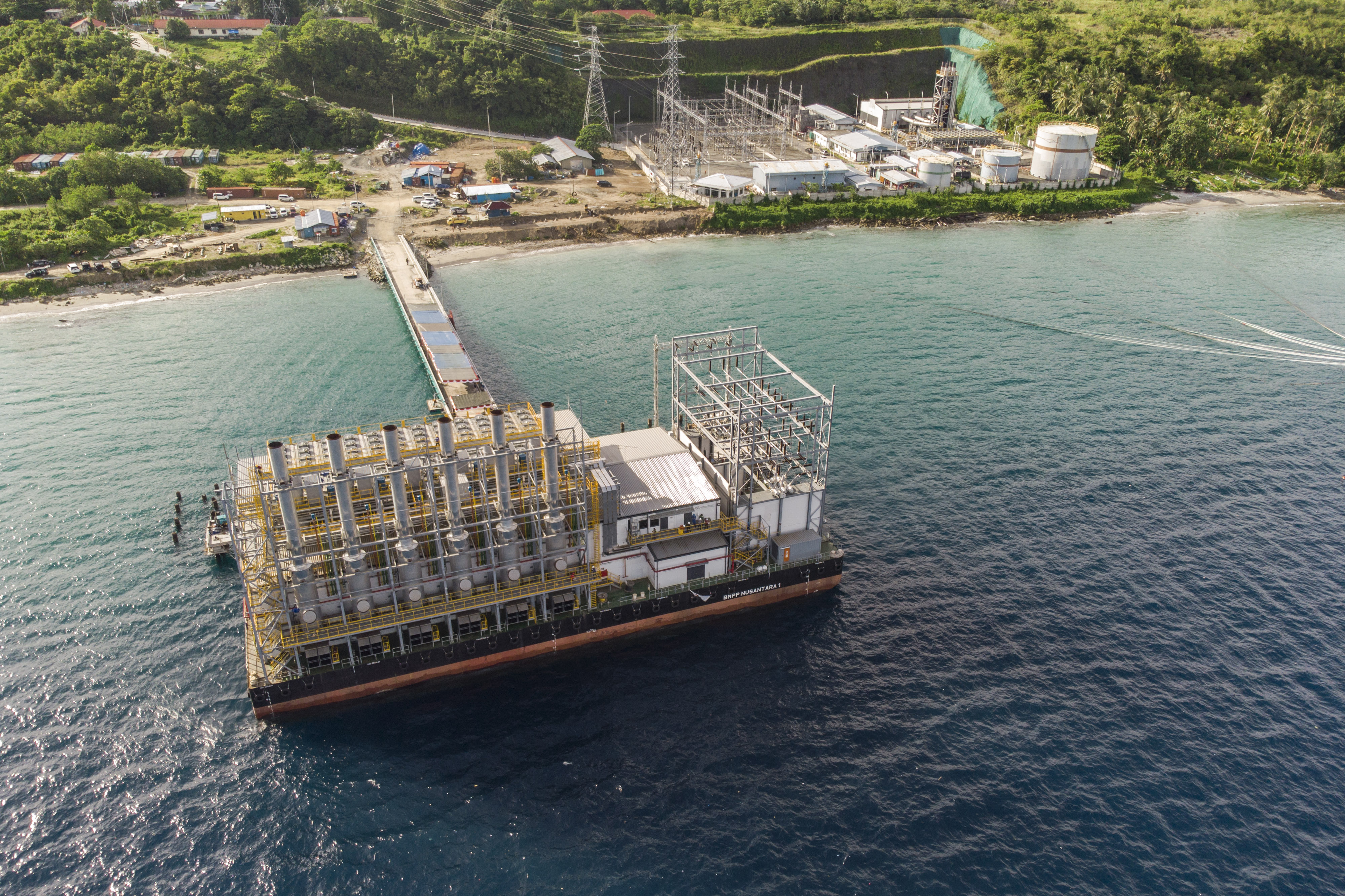 Foto udara pembangkit listrik kapal (BMPP) di wilayah Maluku.