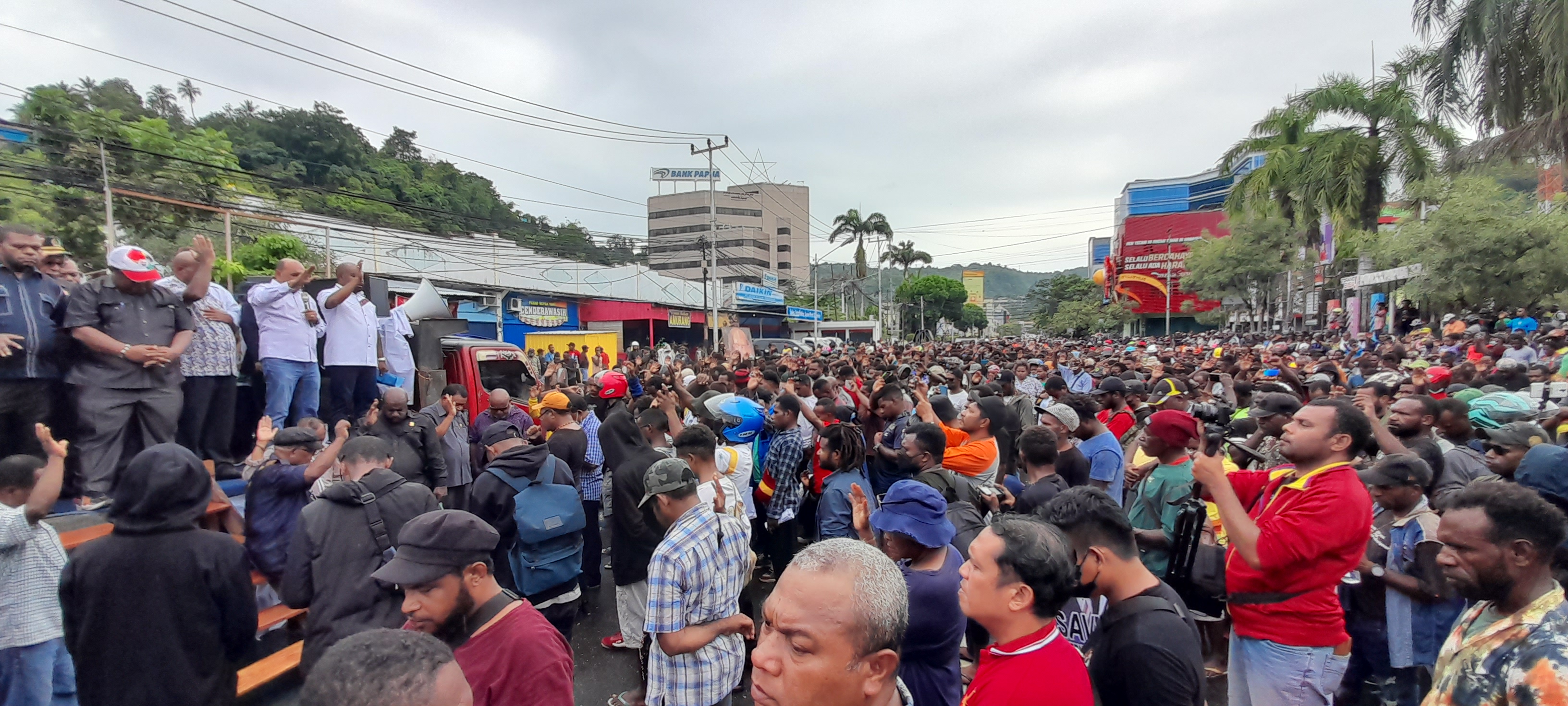 Masyrakat Papua melakukan aksi demo save Lukas Enembe di Jayapura. 