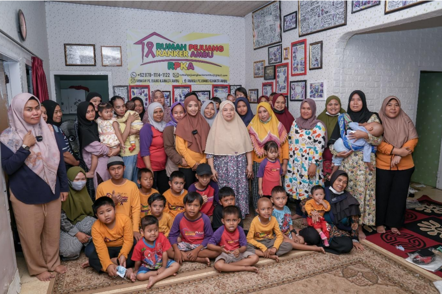 Pengurus beserta pasien anak-anak dan keluarga pasien di Rumah Pejuang Kanker Ambu, Bandung.