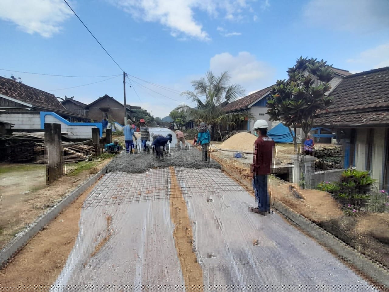 PT Semen Gresik membangun jalan beton di Desa  Desa Tegaldowo, Kabupaten Rembang