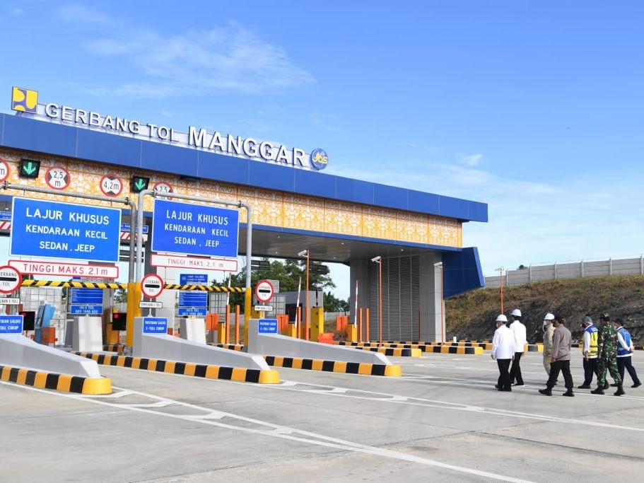 Presiden Joko Widodo didampingi Menhan Prabowo Subianto serta Menteri PU-Pera Basuki Hadimuljono meresmikan Jalan Tol Balikpapan-Samarinda.R