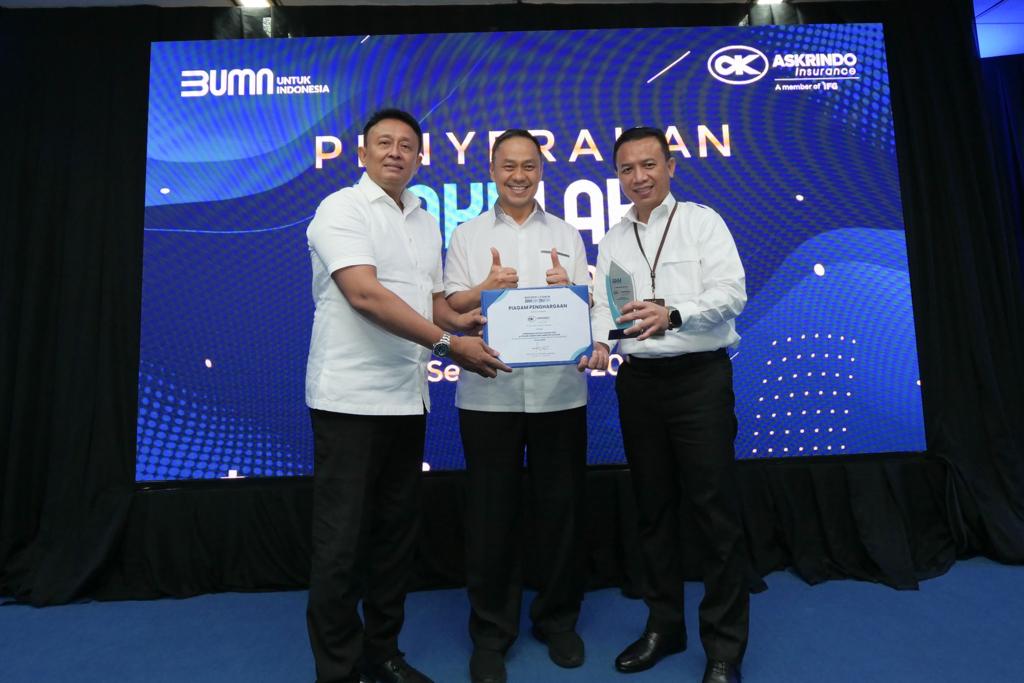 Penyerahan AKHLAK Award kepada Askrindo