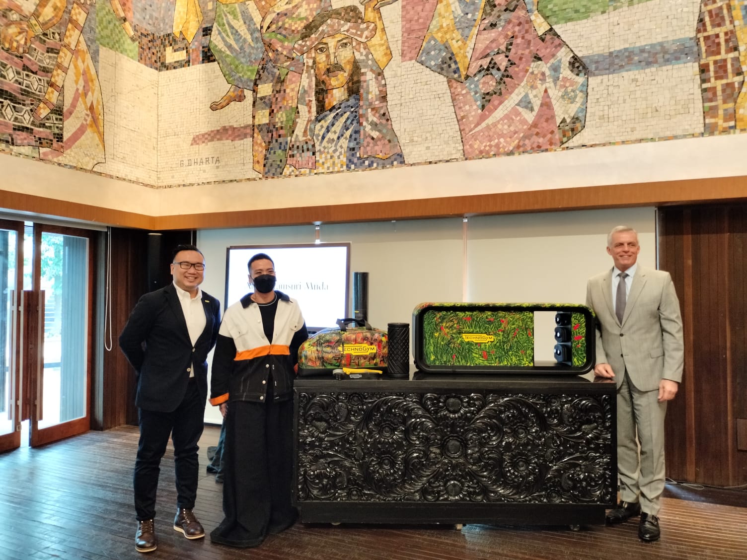 Desainer Amot Syamsuri Muda (kedua dari kiri) dalam konfrensi pers lelang amal dua produk Technogym di Hotel Indonesia Kempinski Jakarta.