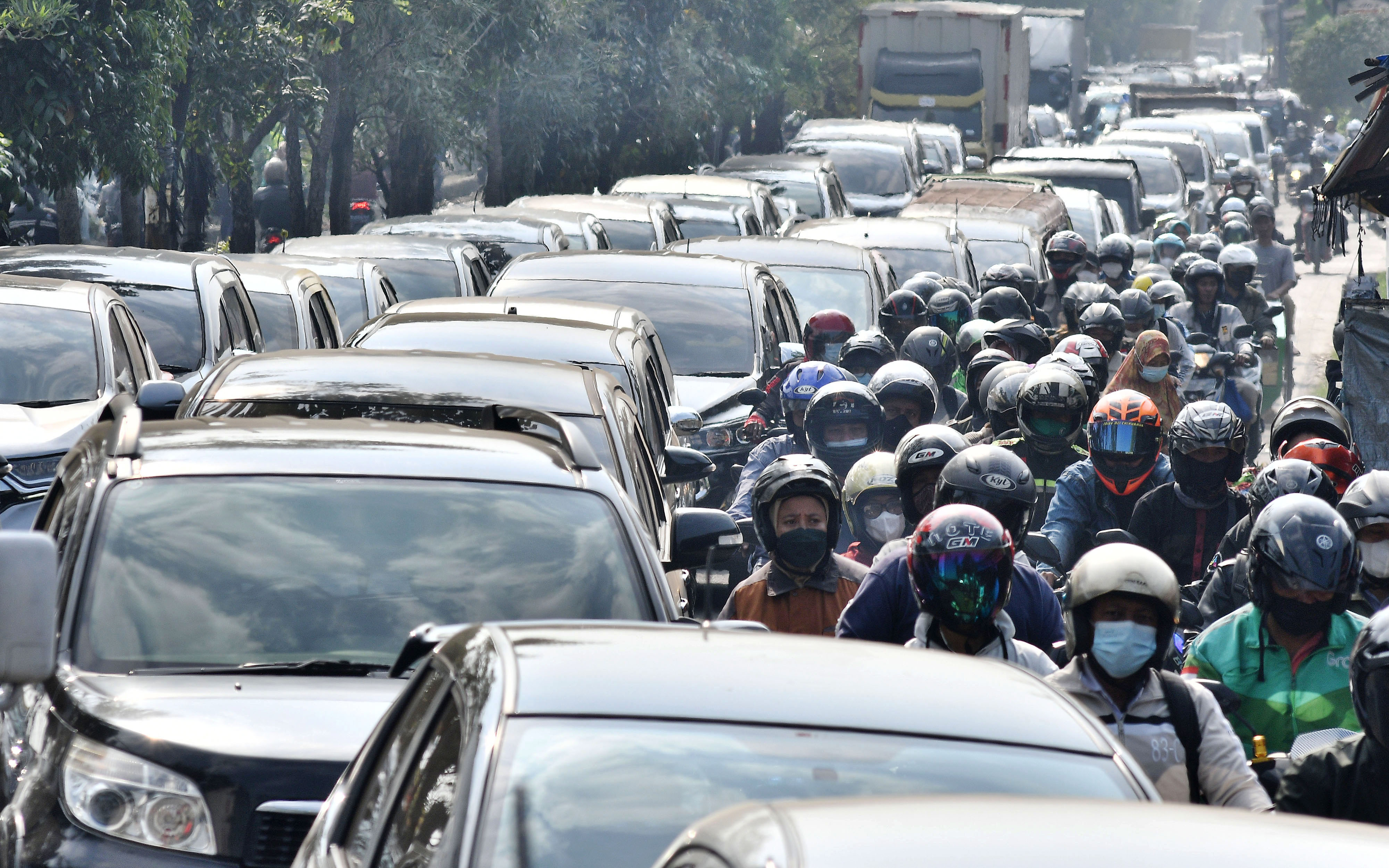 Sejumlah kendaraan bermotor yang akan menuju Jakarta terjebak kemacetan di Jalan I Gusti Ngurah Rai, Bekasi, Jawa Barat, Senin (19/9).
