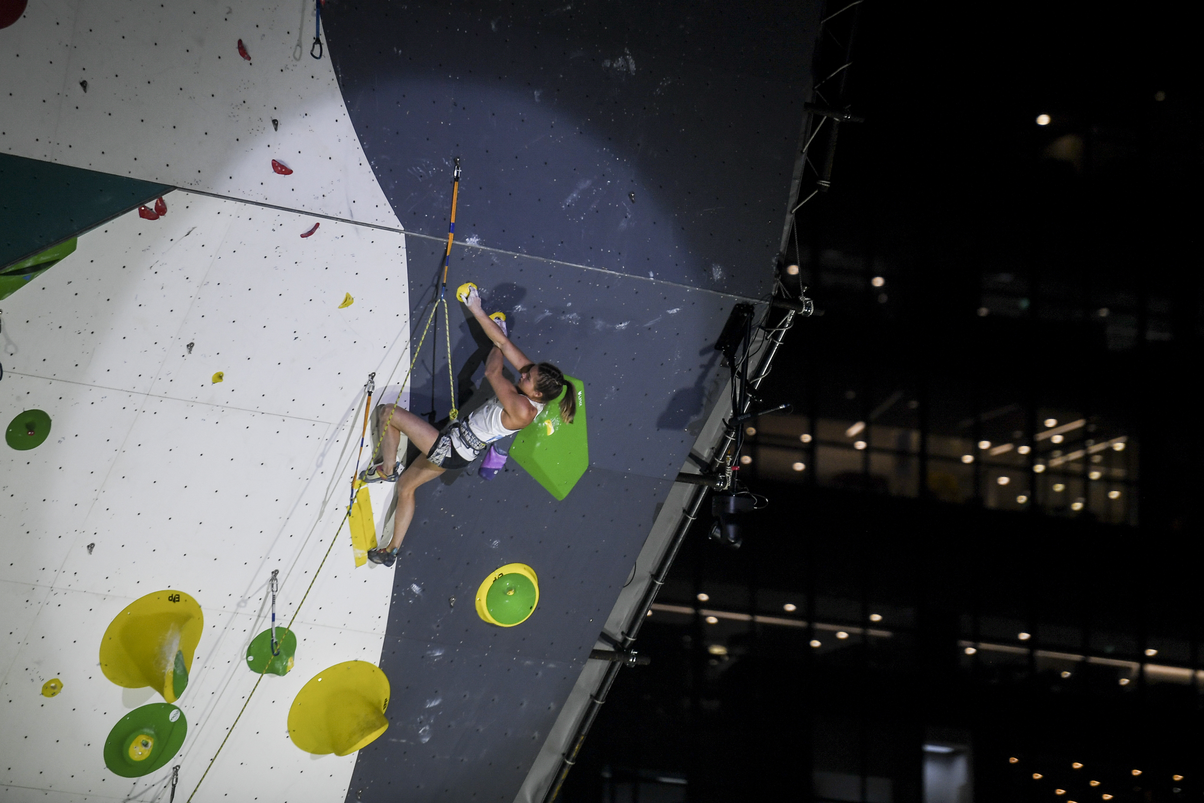 Seorang atlet panjat tebing beraksi di laga final kategori lead putri di Kejuaraan Dunia Panjat Tebing 2022 di kawasan SCBD, Jakarta.