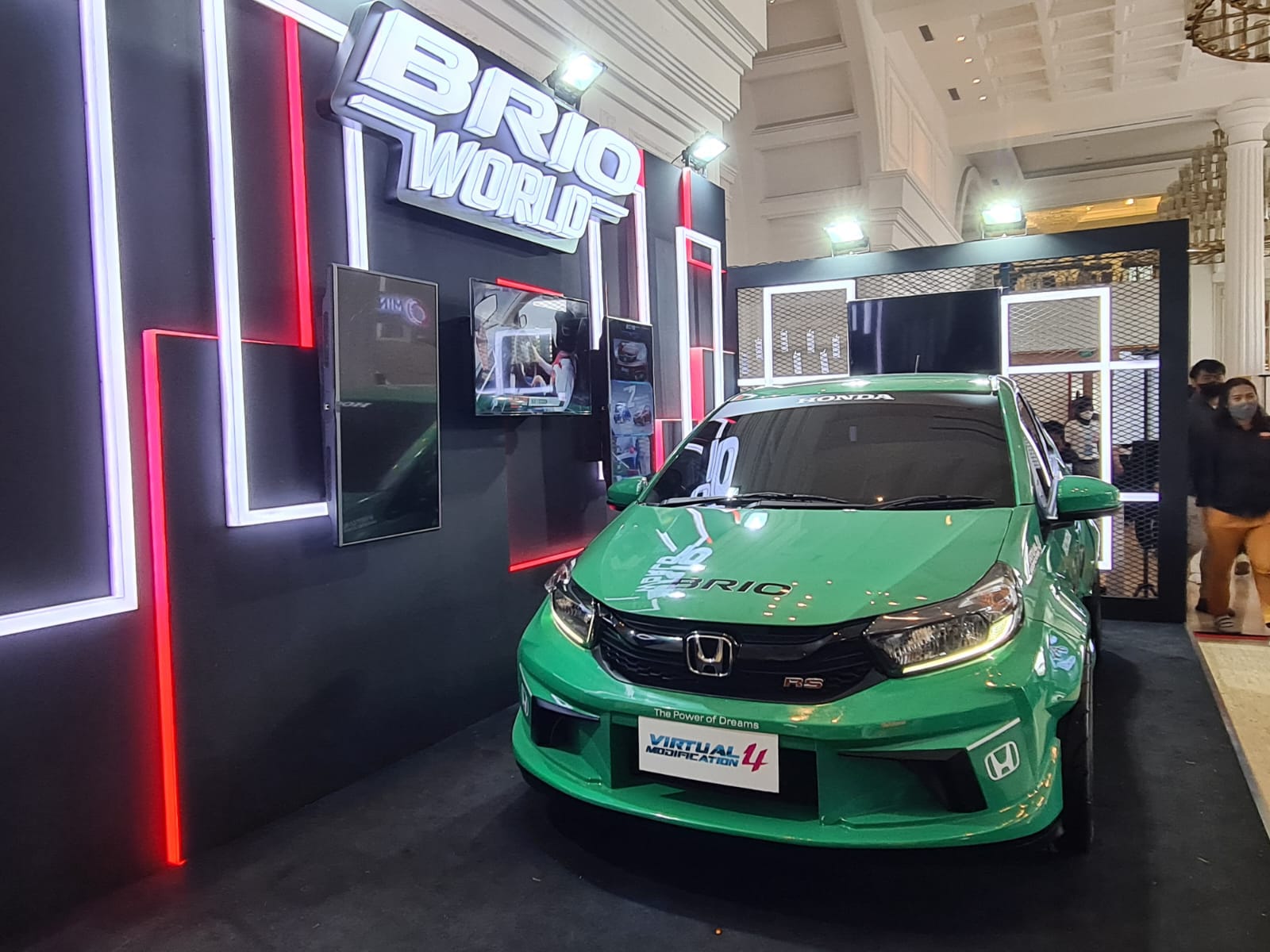 Mobil Honda Brio yang menjadi juara pada kompetisi Brio Virtual Modification (V-Mod) #4 dipamerkan di ajang IMGS 2022.