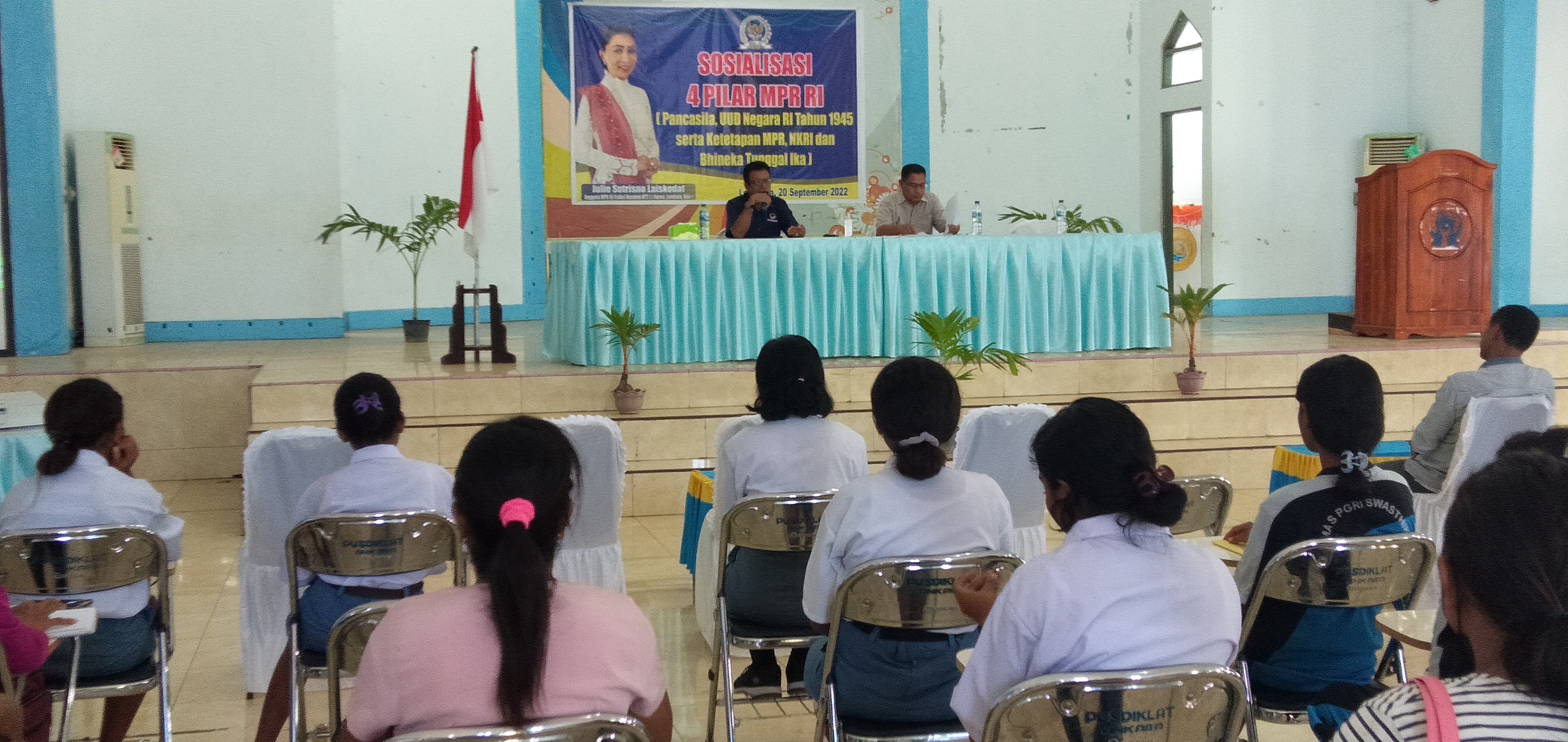 Sosialisasi empat pilar di Kabupaten Lembata, NTT oleh Anggota Komisi IV DPR RI, Julie Sutrisno Laiskodat menggandeng Pastor setempat.