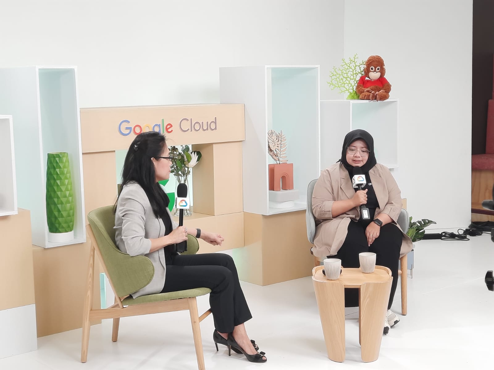  Co-Founder dan Chief Sustainability Officer, Utari Octavianty (kiri) saat menjelaskan konsep bisnisnya   #GoogleCloud Sustainability Summit