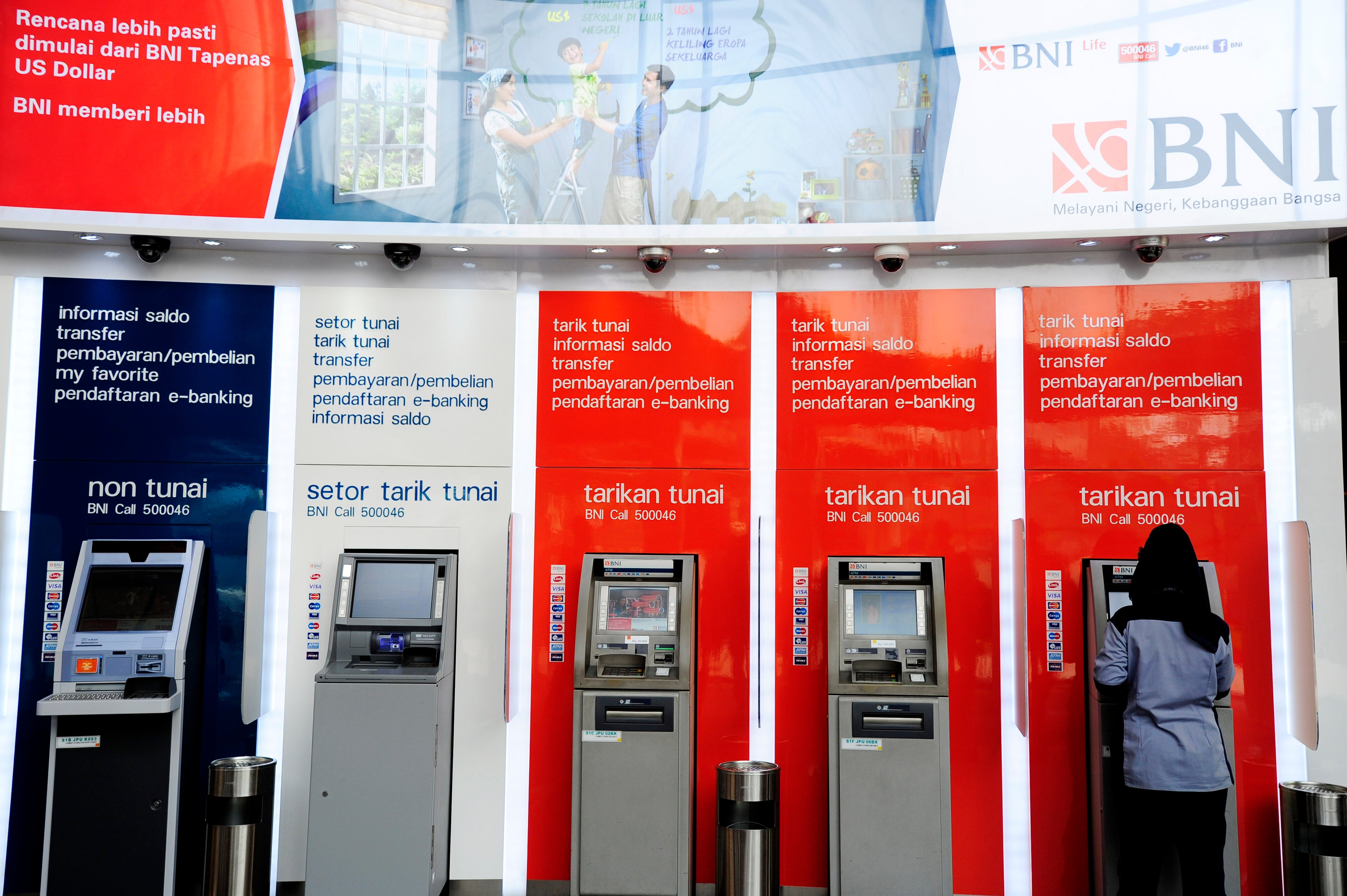 Potret nasabah melakukan transaksi menggunakan ATM BNI.