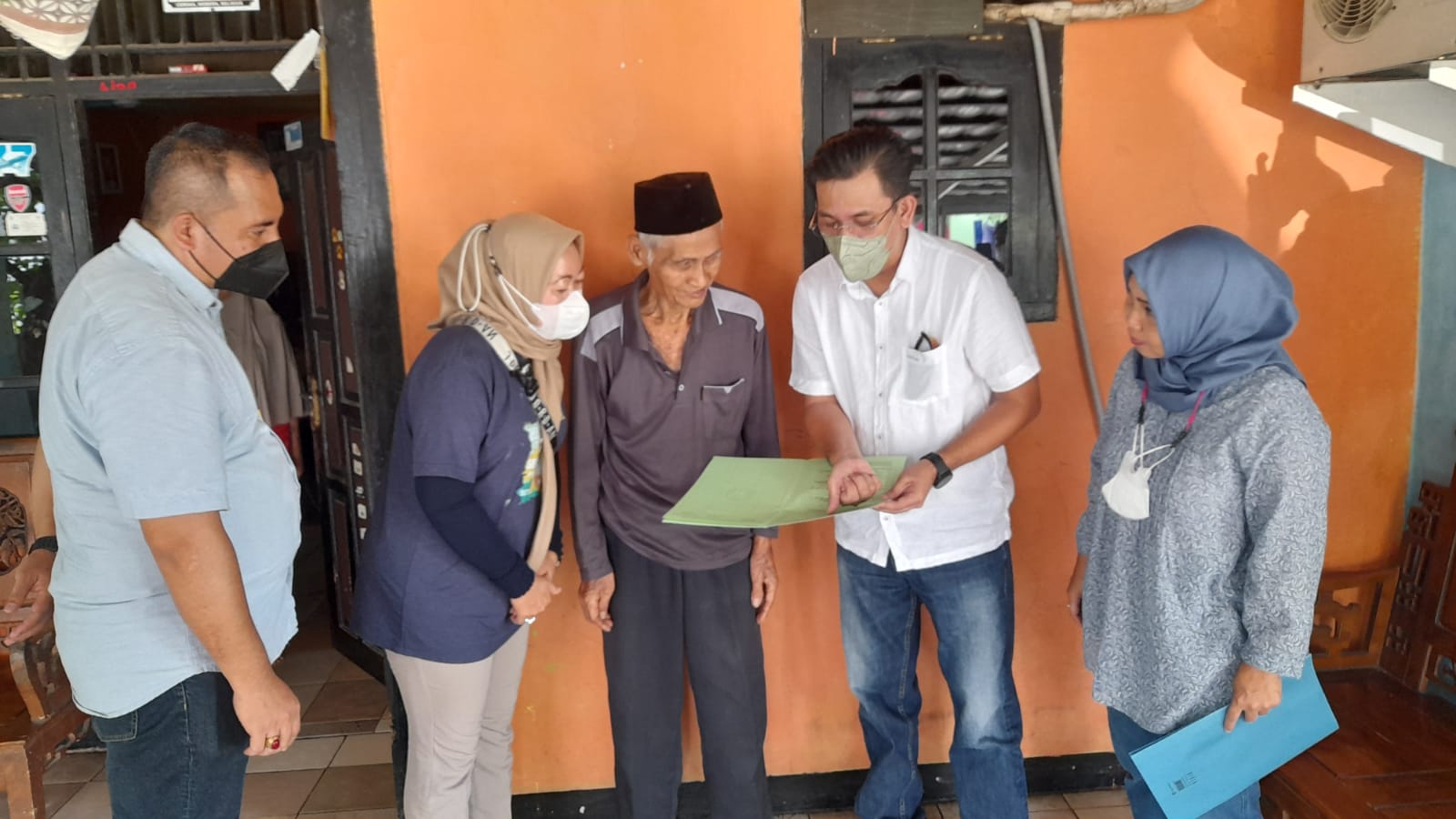 BPN Tangsel menyerahkan sertifikat PTSL langsung ke rumah warga