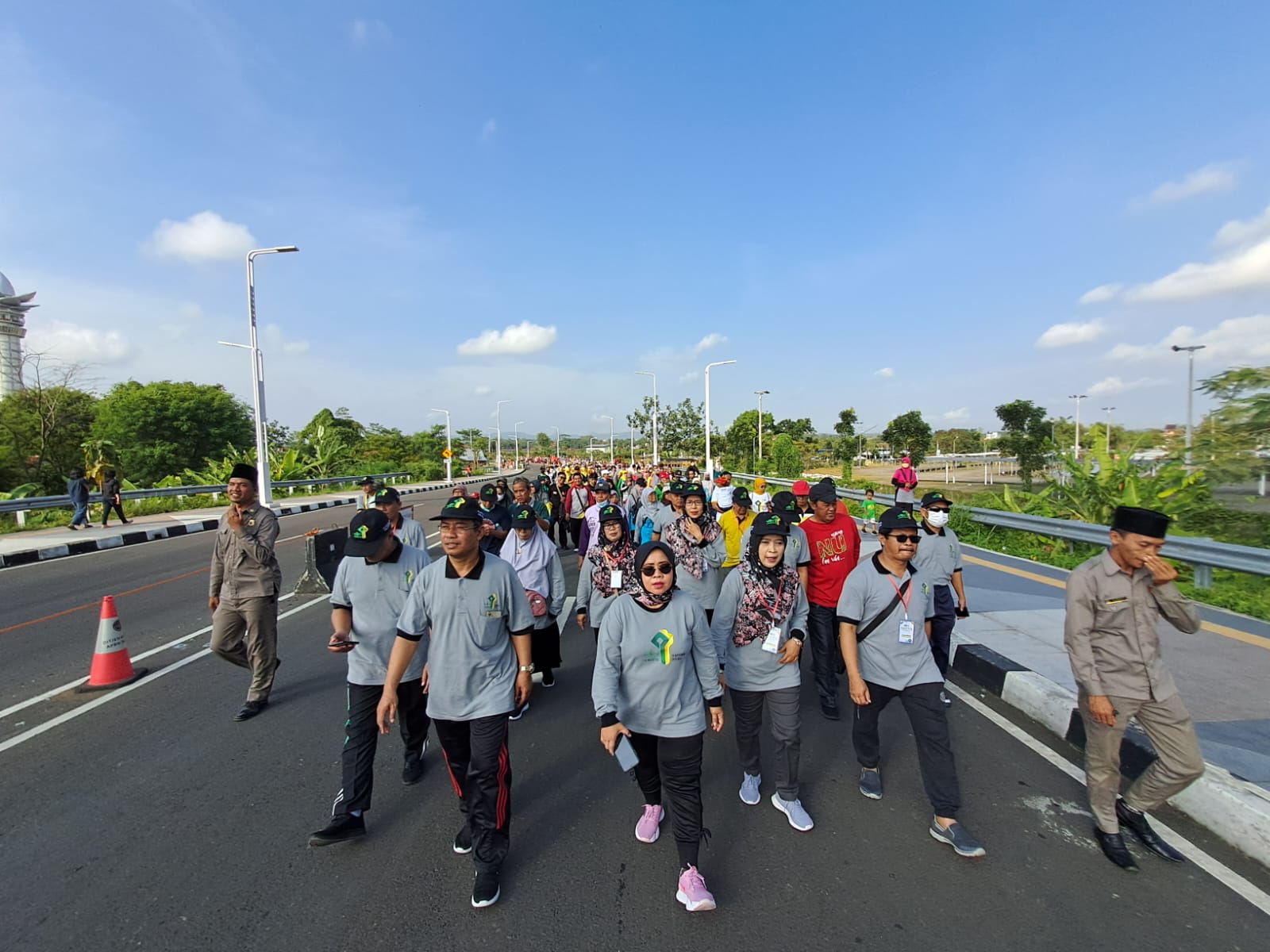 Anggota DPR RI Siti Mukaromah (depan) mengikuti jalan sehat Harlah ke 93  LP Ma’arif NU, di Banyumas, Jateng, Minggu (18/9/2022)