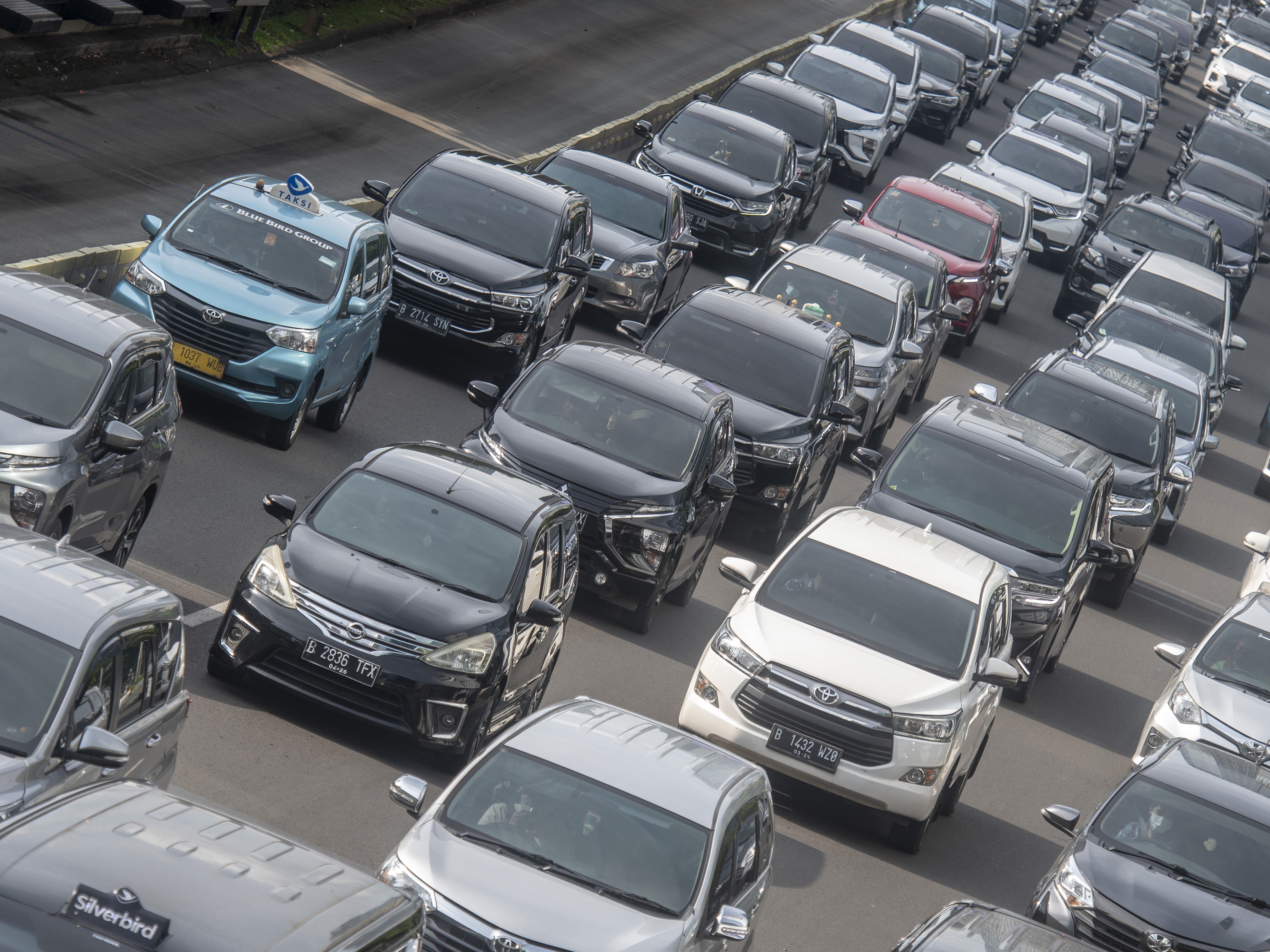 Sejumlah kendaraan melintas di kawasan Jalan Sudirman-Thamrin, Jakarta. Kendaraan menjadi salah satu produsen gas karbon dioksida.