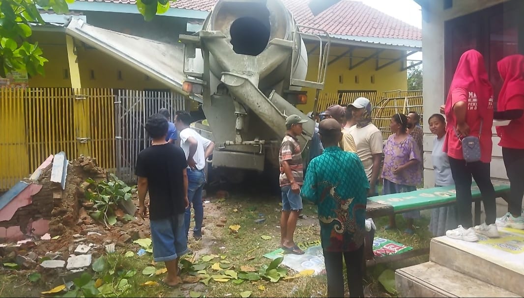 Warga menyaksikan truk molen yang menabrak bangunan TK di Ketanggungan, Brebes, Jawa Tengah, Sabtu (3/9). 