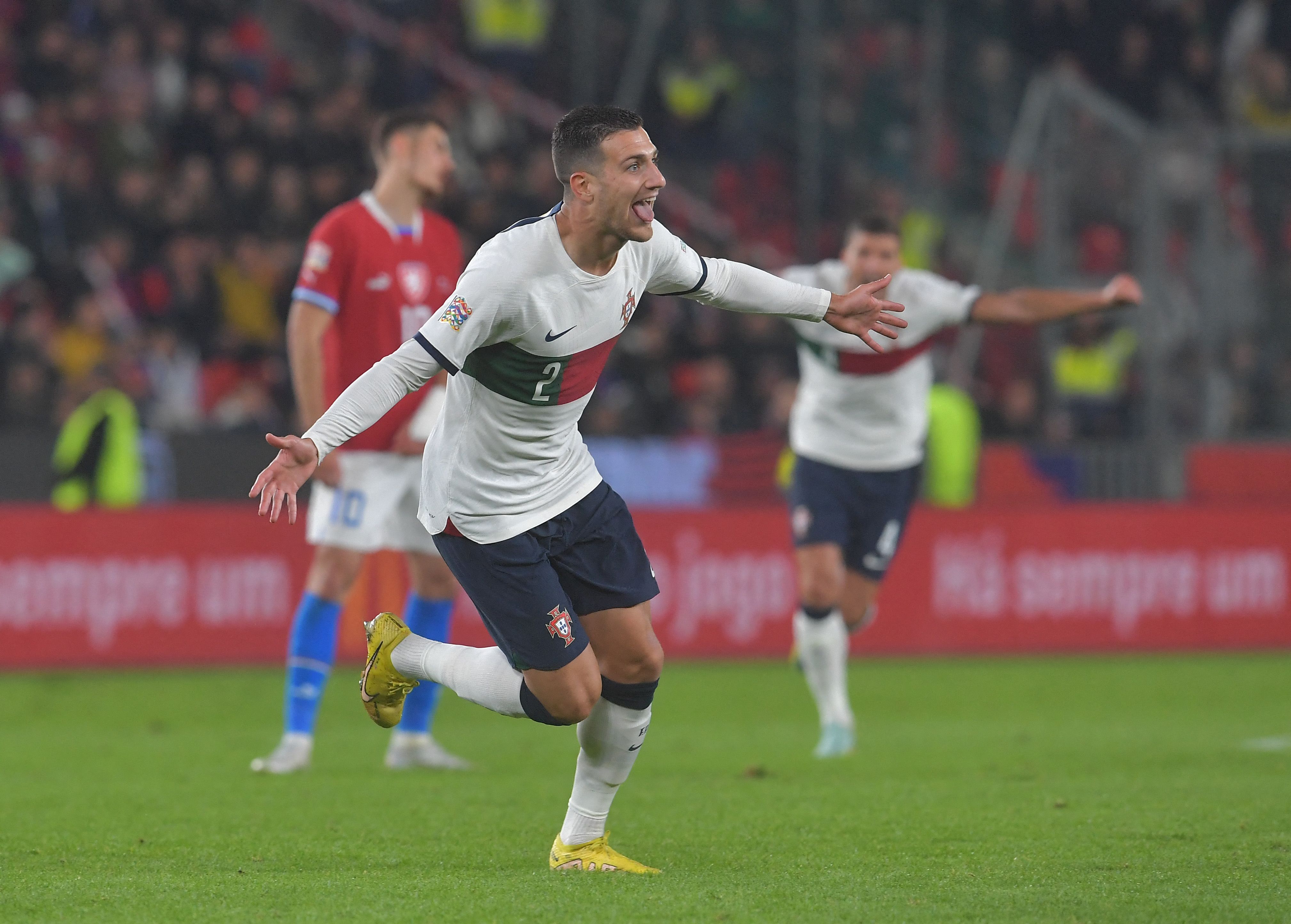 Bek Portugal Diogo Dalot melakukan selebrasi usai mencetak gol ke gawang Rep Ceko di laga Liga Negara UEFA.