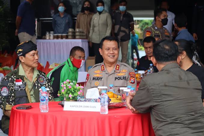 Kapolda Banten Irjen Rudy Heriyanto bersama komunitas ojol Banten