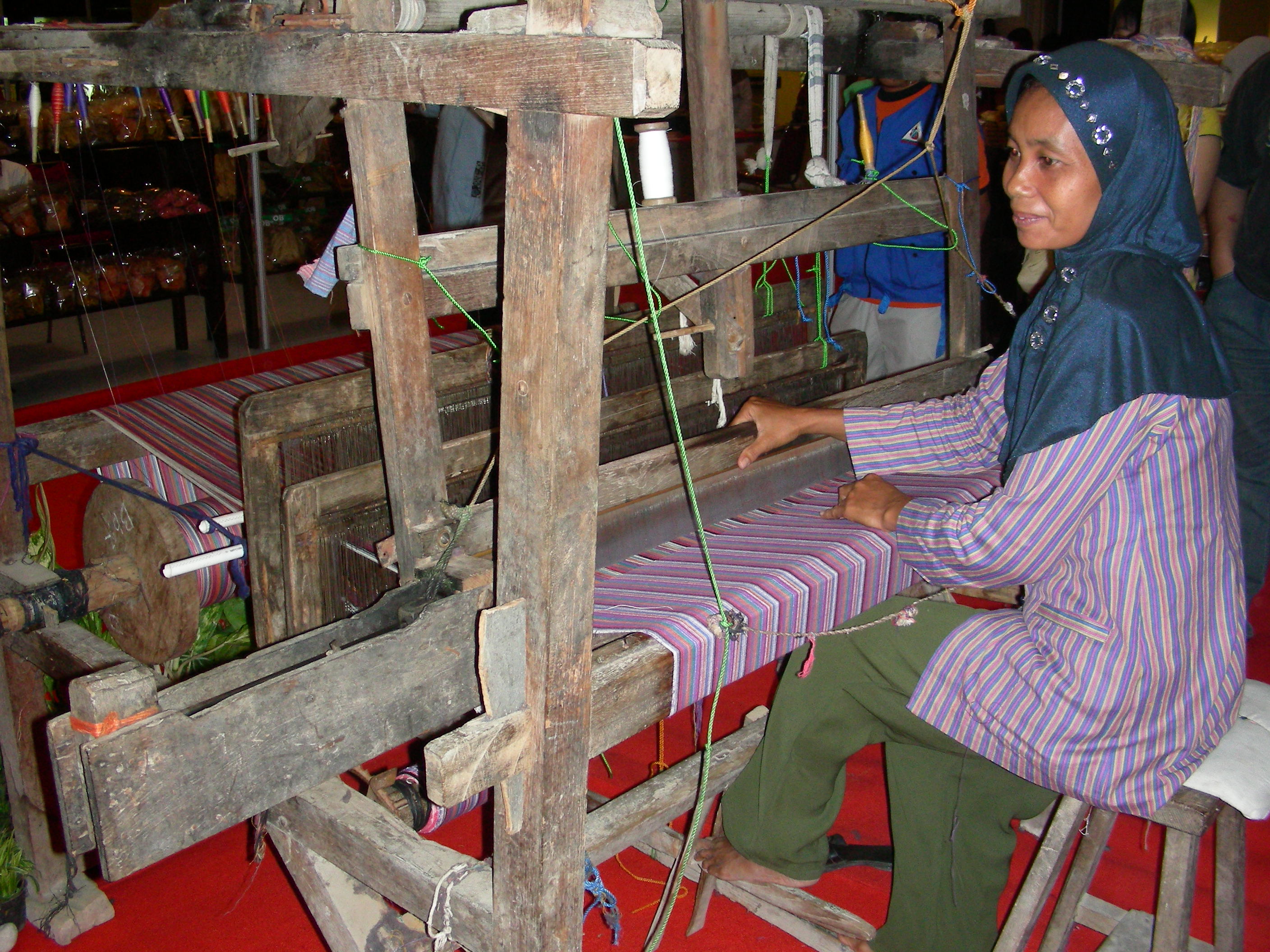 Seorang pengrajin tengah membuat batik lurik di Klaten, Jawa Tengah