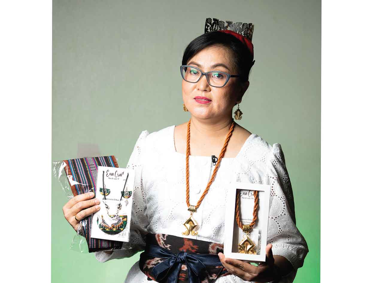 Erna Minarni  : Kerajinan Cantik, Berbuah Manis