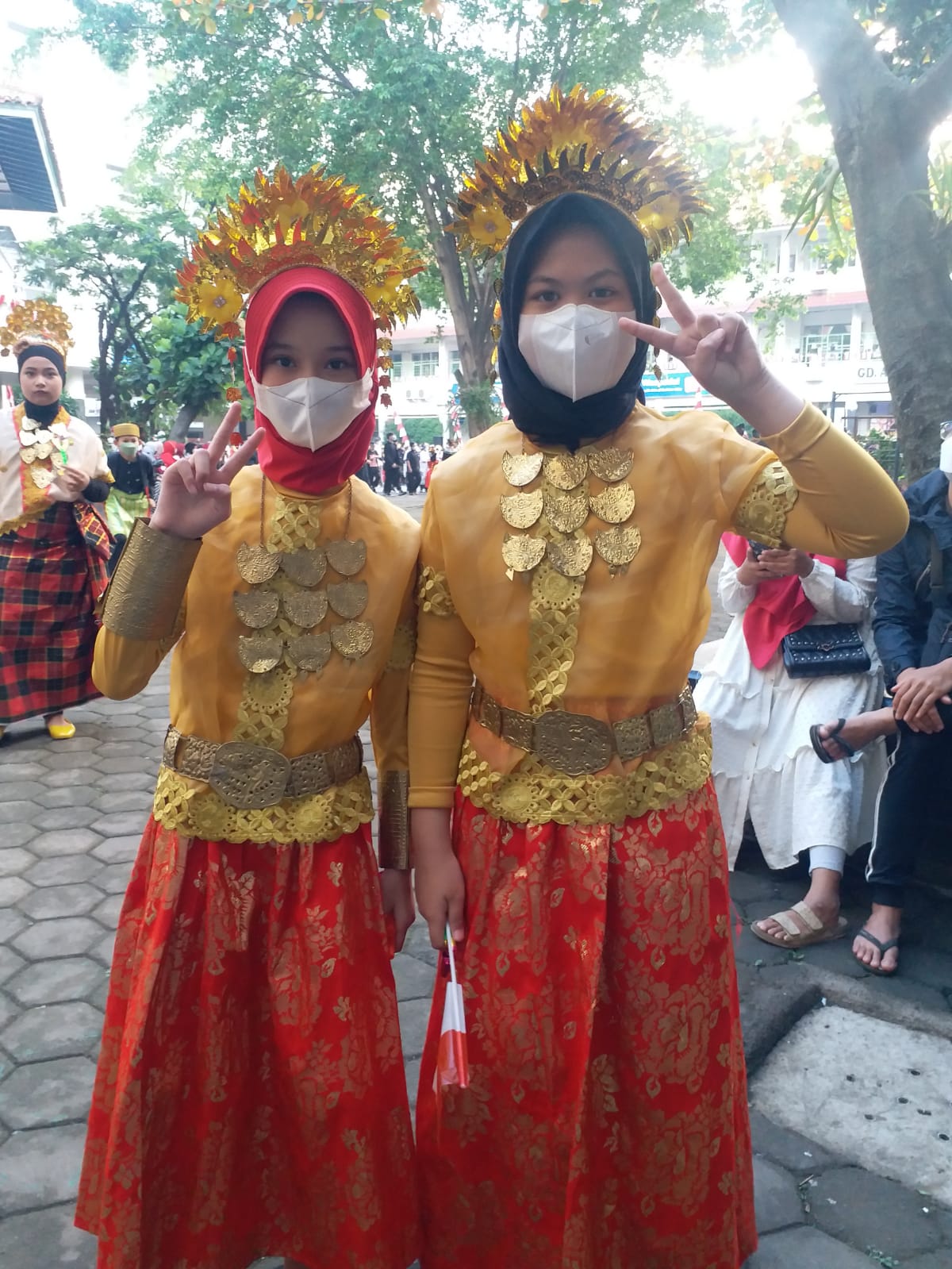 Penulis dan Vevina Otyla Denian di SD Muhammadiyah 7 Antapani, Bandung, Jawa Barat.