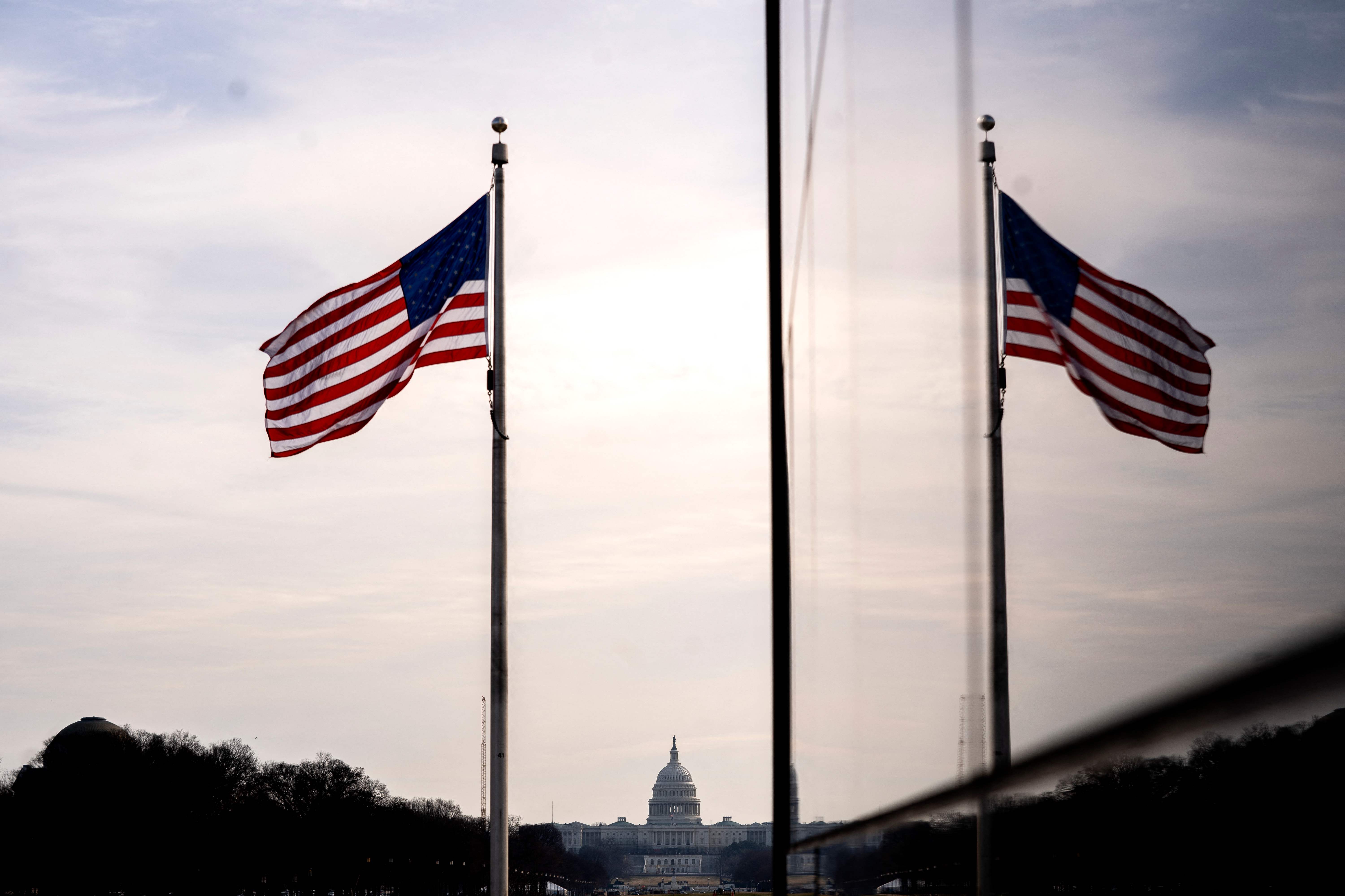 Refleksi bendera kebangsaan AS terlihat di wilayah Washington DC.