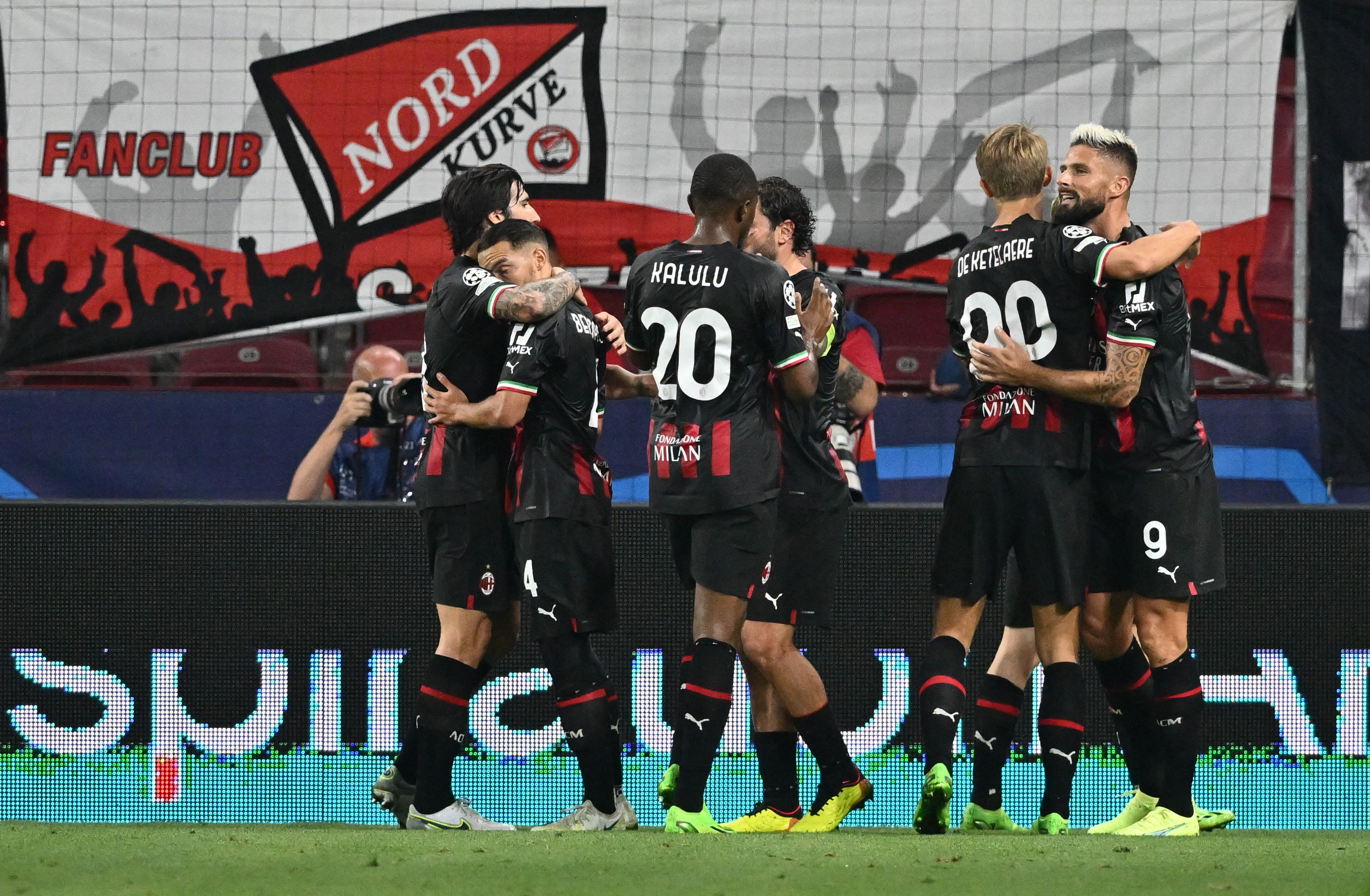Pemain AC Milan melakukan selebrasi kemenangan atas Sampdoria