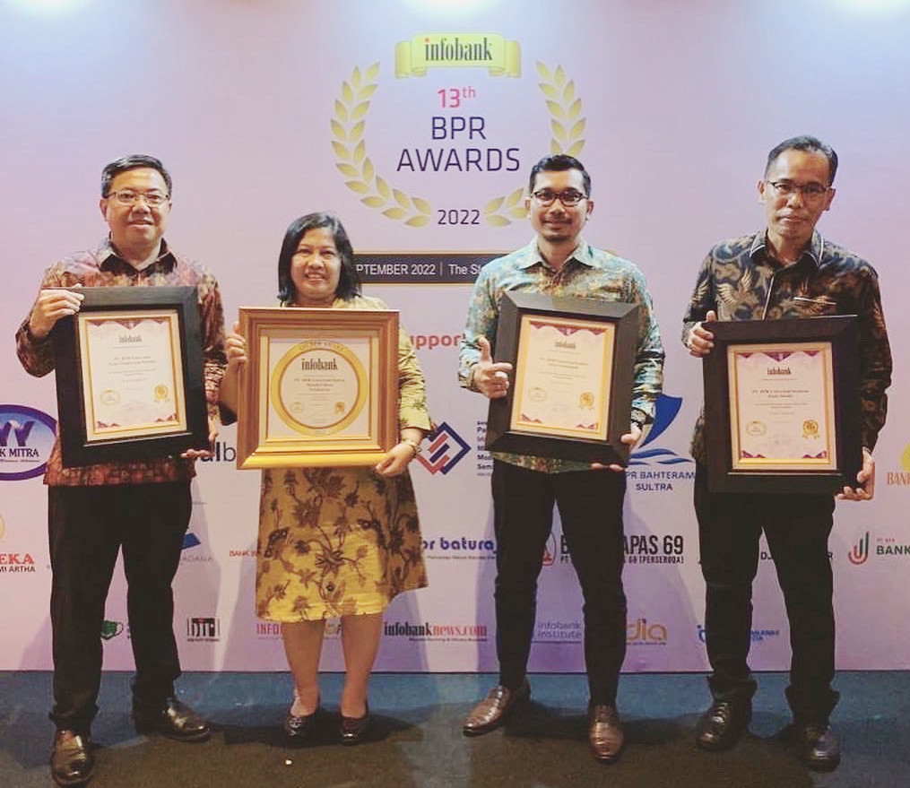 Penghargaan untuk Universal BPR diajang Infobank Award 2022