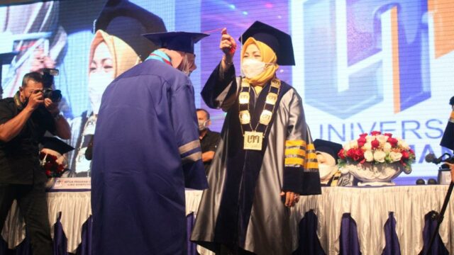 Rektor Universitas Nusa Mandiri (UNM) Prof Dwiza Riana saat wisuda ke-32 di Gedung BSI Convention Center, Bekasi, pada Rabu (20/7) 