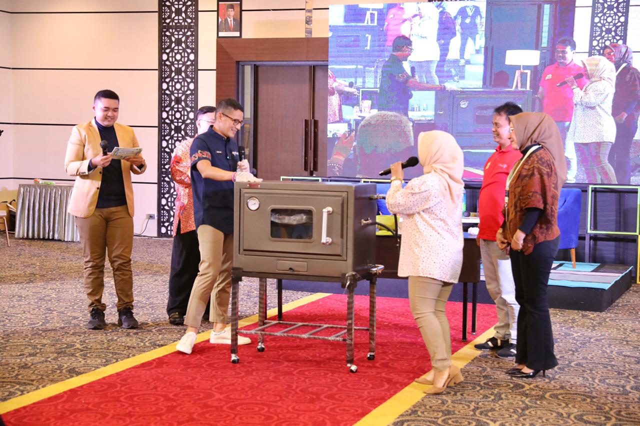 Menparekraf Sandiaga Uno memberikan oven kepada pembuat tauco di Cianjur, Jawa Barat