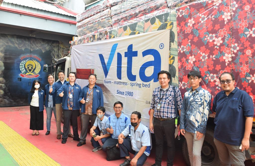 Vita Inoac menyerahkan bantuan 250 kasur busa ke Lapas Cipinang