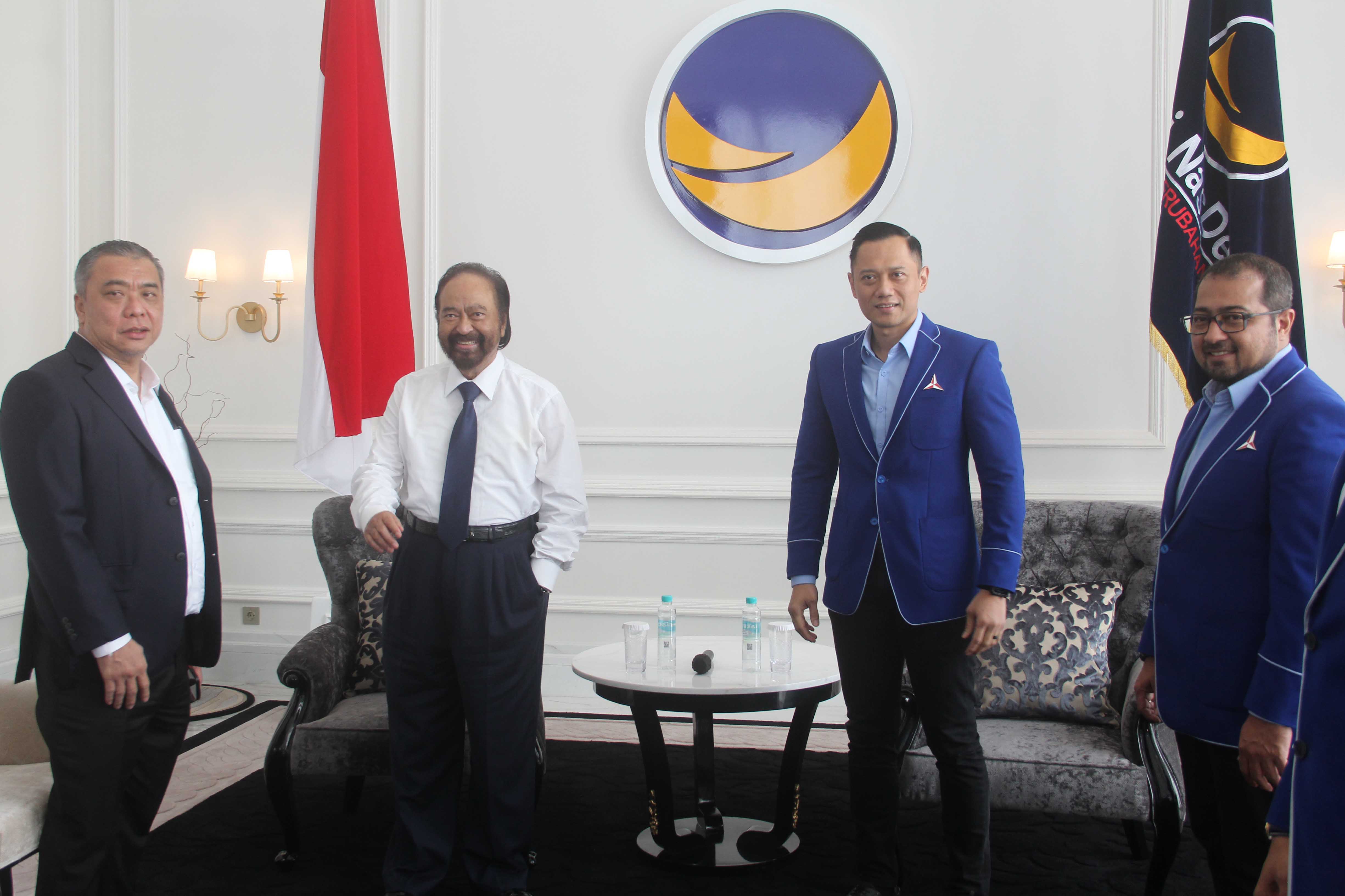 Ketum Partai NasDem Surya Paloh (kedua kiri) didampingi Waketum Ahmad Ali (kiri) bertemu dengan Ketum Partai Demokrat AHY dan Sekjen Teuku R
