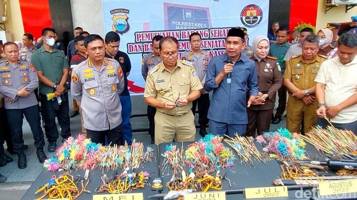 Pemusnahan  senjata tajam (sajam) sebanyak 940 buah, hasil penyerahan oleh Organisasi Pemuda Batalyon 120 Makassar.