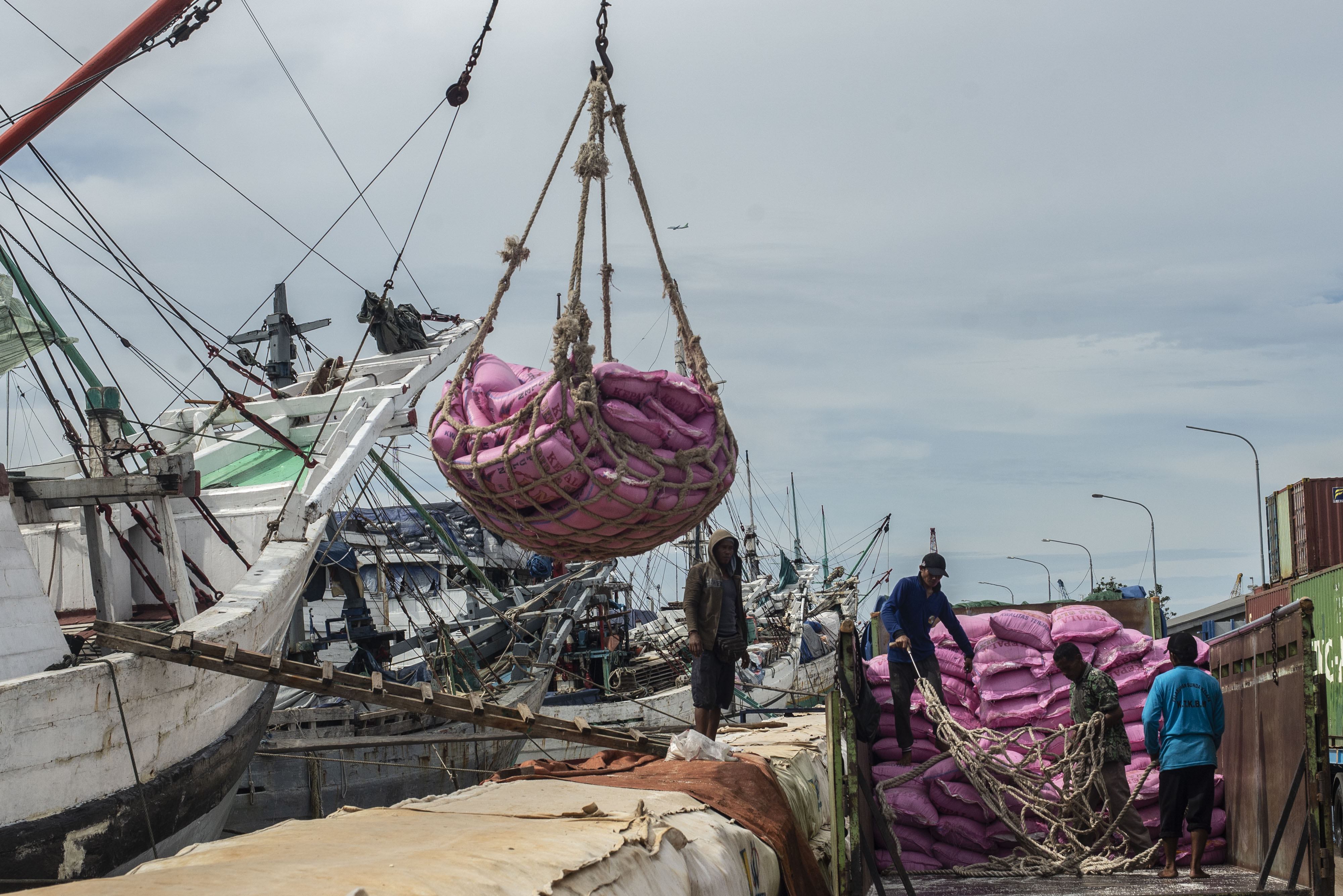 Pekerja melakukan bongkar muat beras di Pelabuhan Sunda Kelapa, Jakarta.