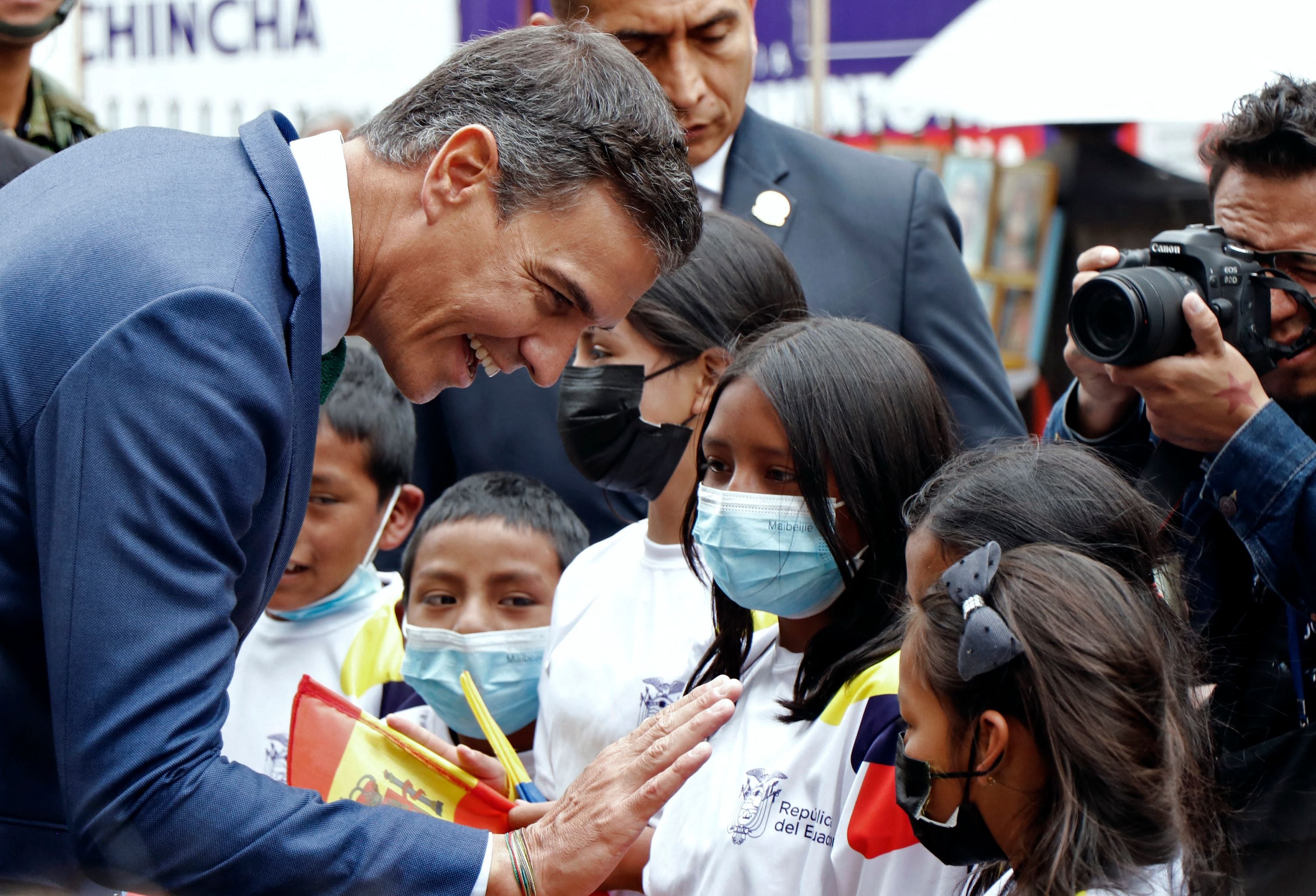 PM Spanyol Pedro Sanchez saat menyapa sejumlah anak sekolah di wilayah Ekuador.