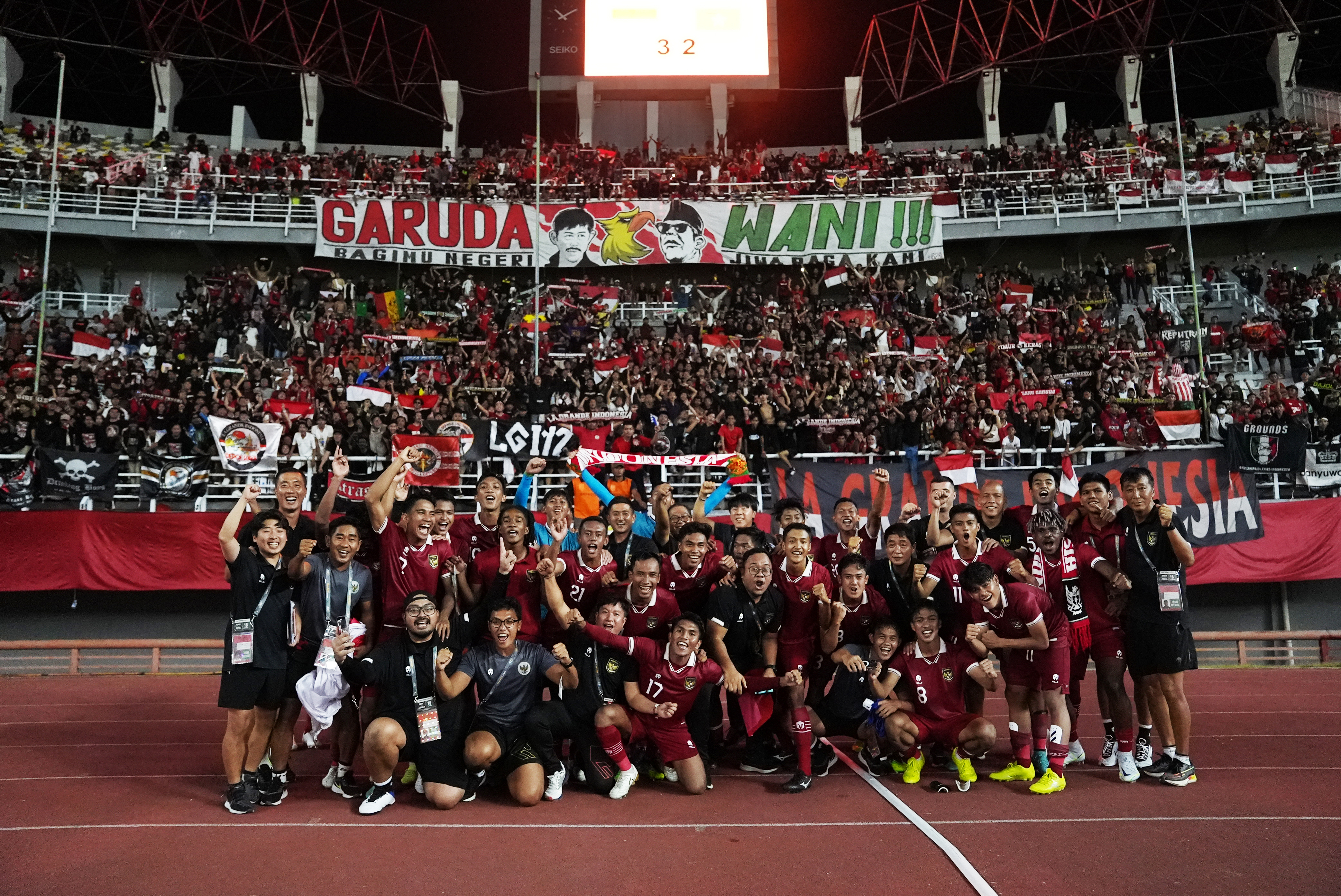 Pemain dan official tim U-20 Indonesia melakukan selebrasi kemenangan di sepan suporter yang hadir di Stadion Gelora Bung Tomo, Surabaya.