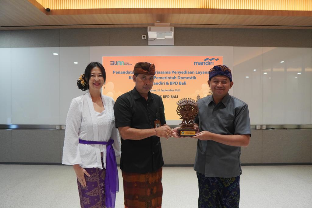 Penandatanganan antara Bank Mandiri dan BPD Bali dalam menjalin kerja sama menyediakan pelayanan kartu kredit pemerintah domestik. 
