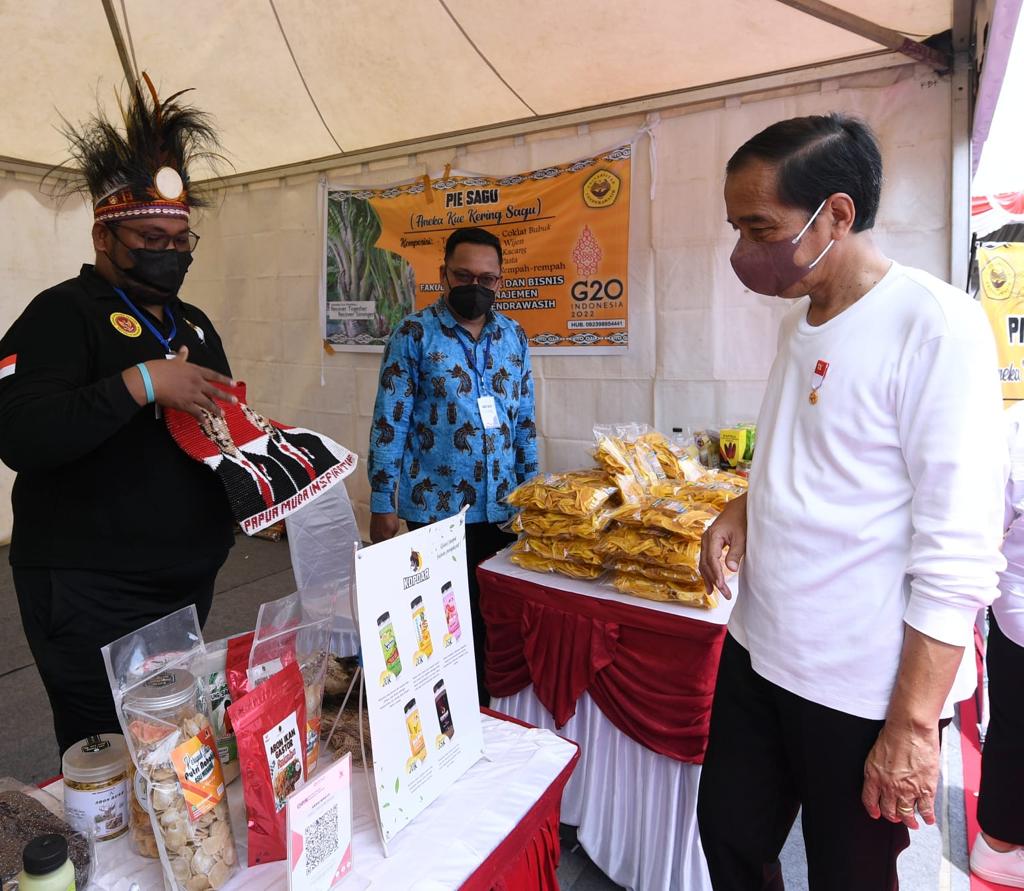 Presiden Joko Widodo mengunjungi booth UMKM Papua Muda Inspiratif di Gor Toware, Jayapura, Rabu (31/8/2022).