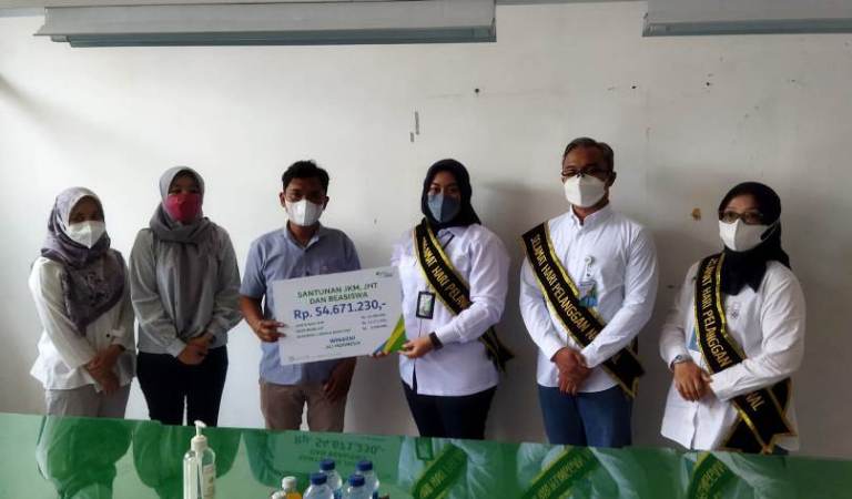 BPJS Ketenagakerjaan Klaten menyerahkan uang santunan