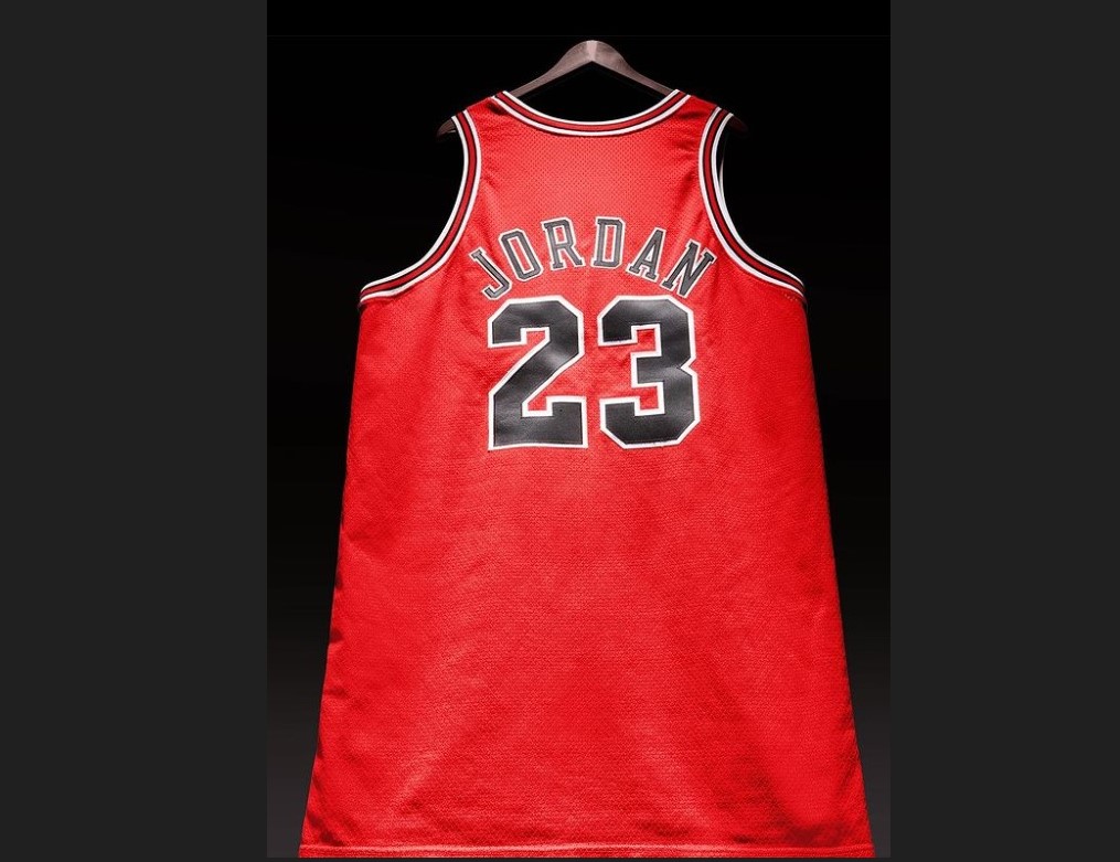 Jersey Chicago Bulls yang dikenakan Michael Jordan di laga final NBA 1998.