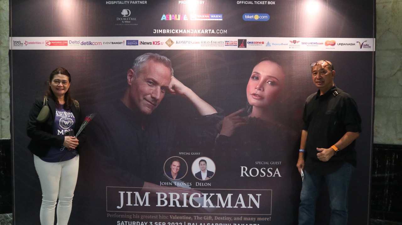 Pasangan suami istri John dan Mika yang menonton konser John Brickman di Jakarta.