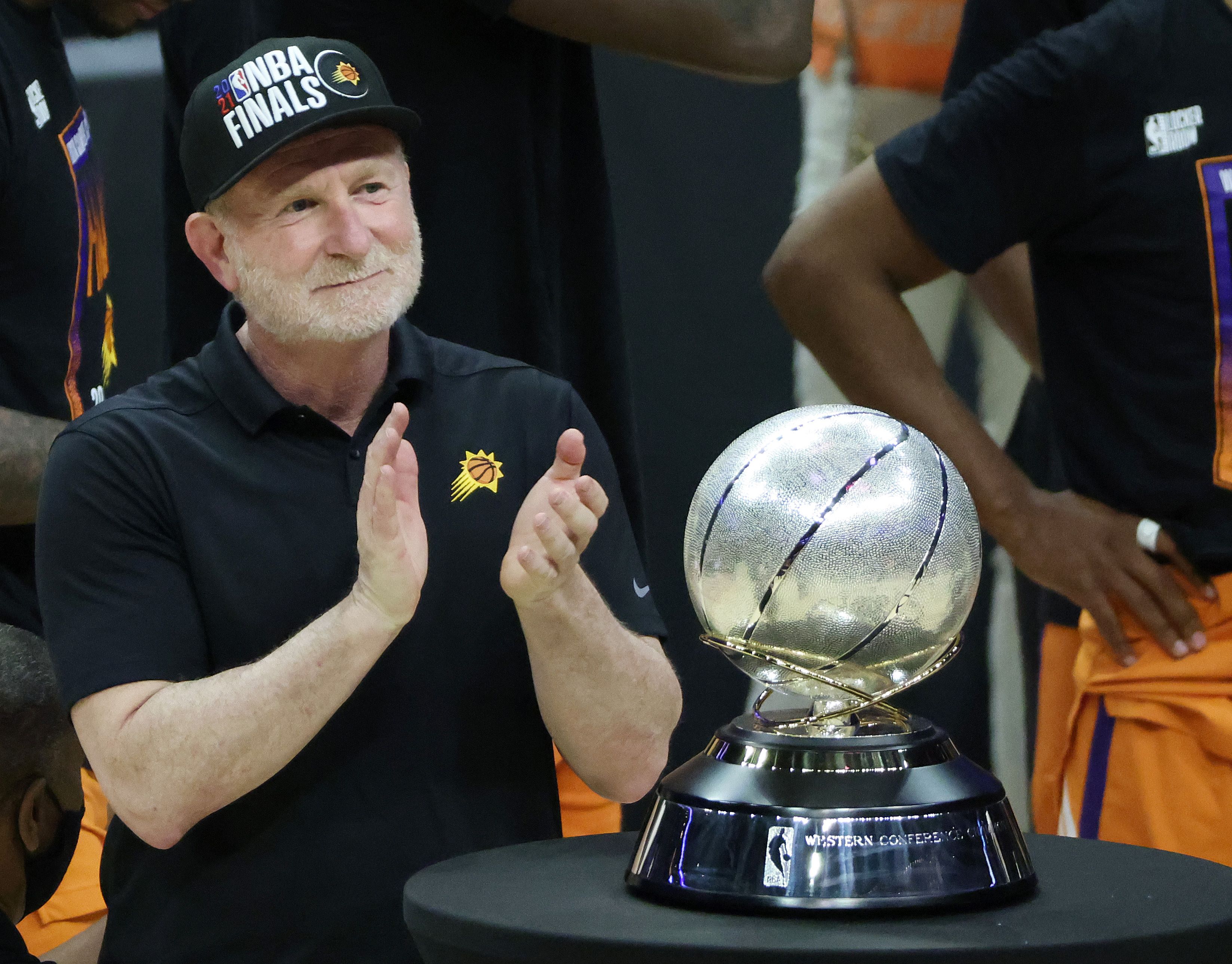 Pemilik Phoenix Suns Robert Sarver