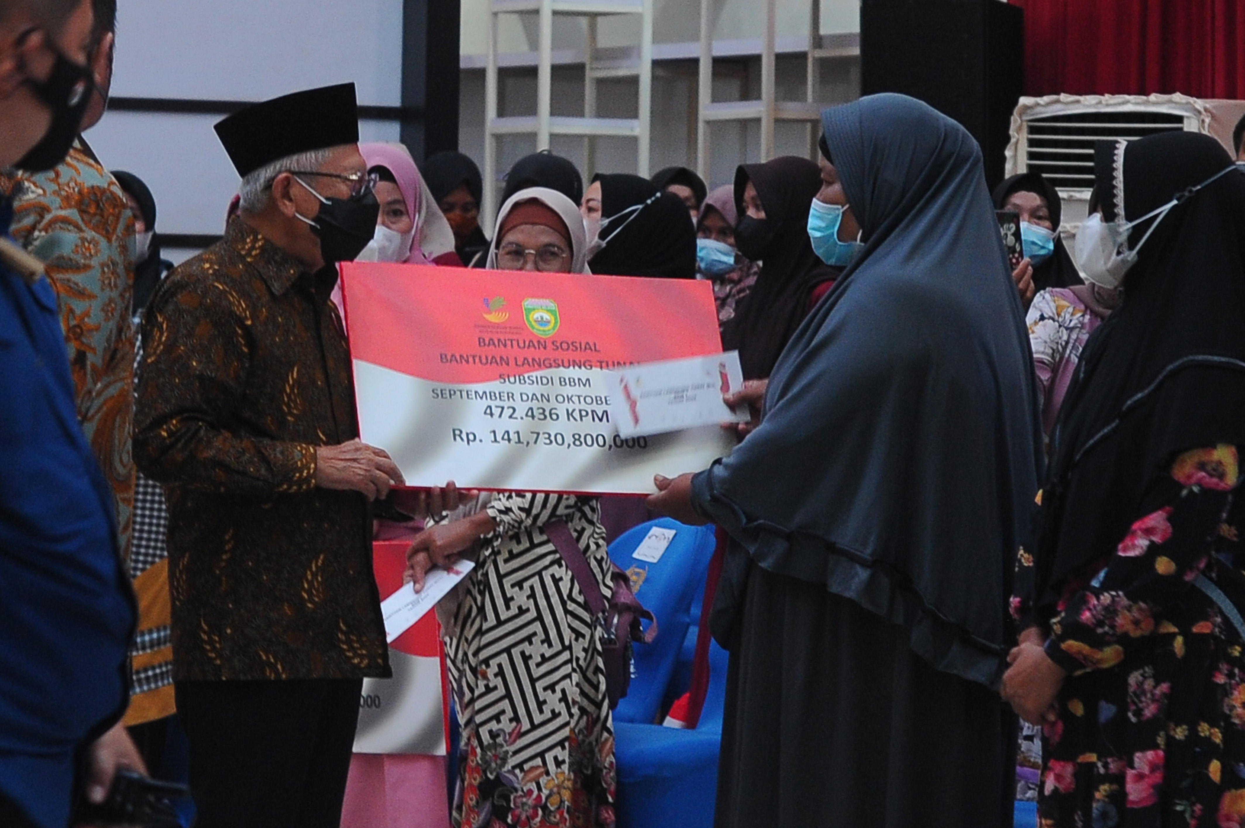 Wapres Ma'ruf Amin (kiri) secara simbolis menyerahkan BLT subsidi BBM di Mall Pelayanan Publik Palembang, Sumsel, Selasa (6/9/2022).