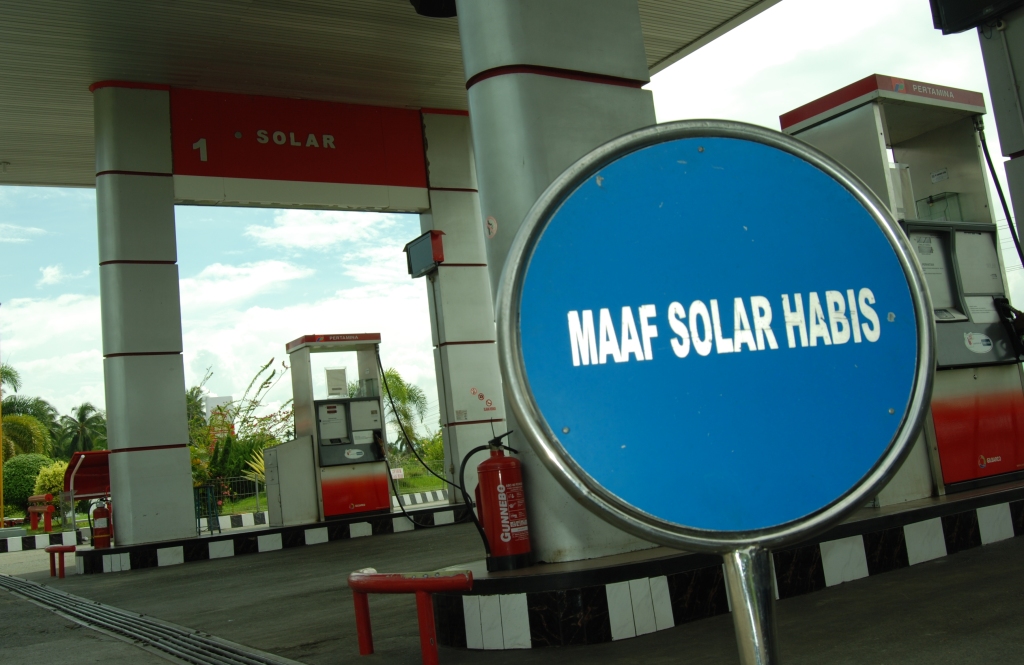 SPBU memasang pengumuman BBM subsidi jenis solar habis.