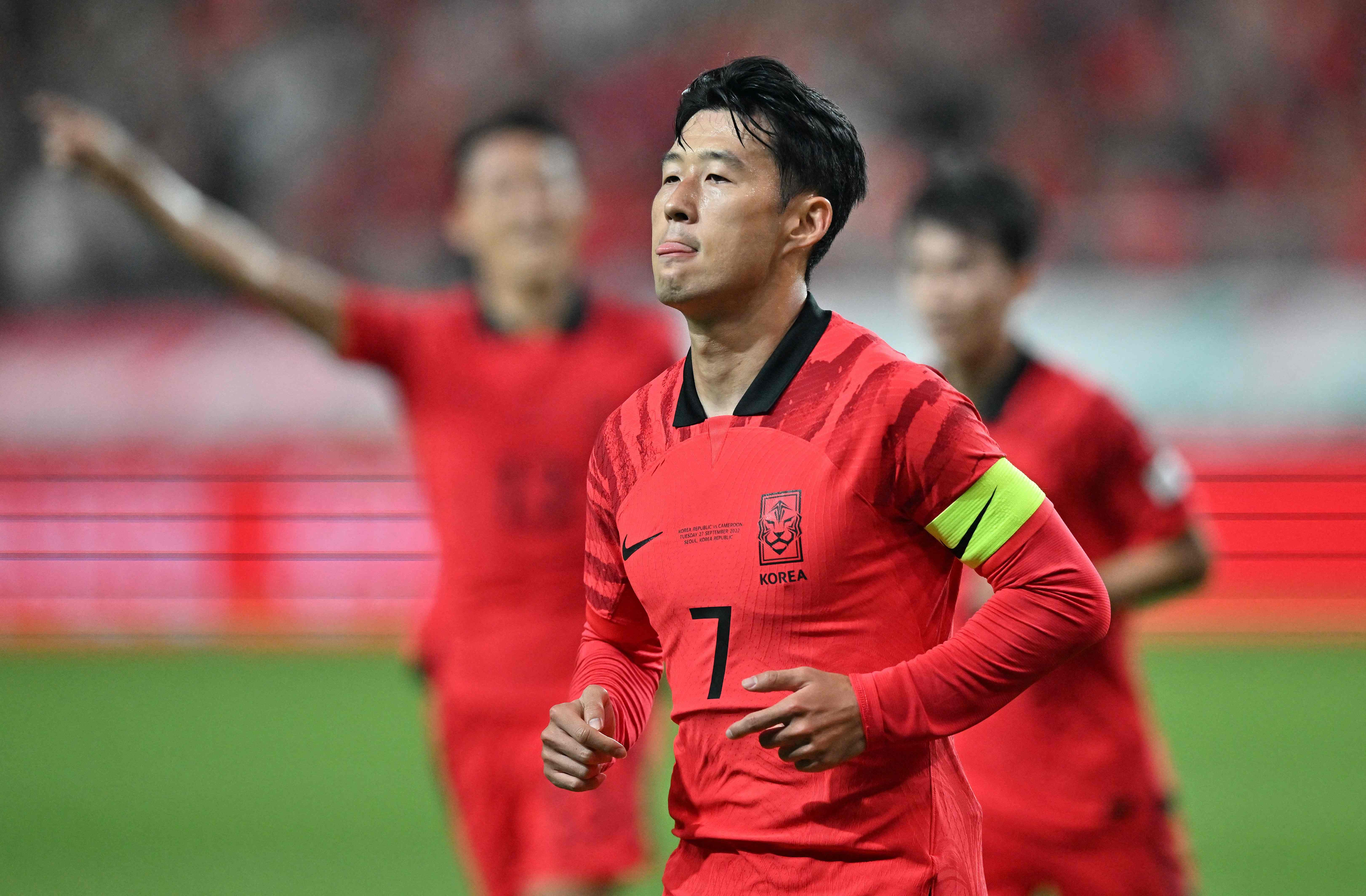 Penyerang Korsel Son Heung Min melakukan selebrasi usai mencetak gol ke gawang Kamerun di laga persahabatan.