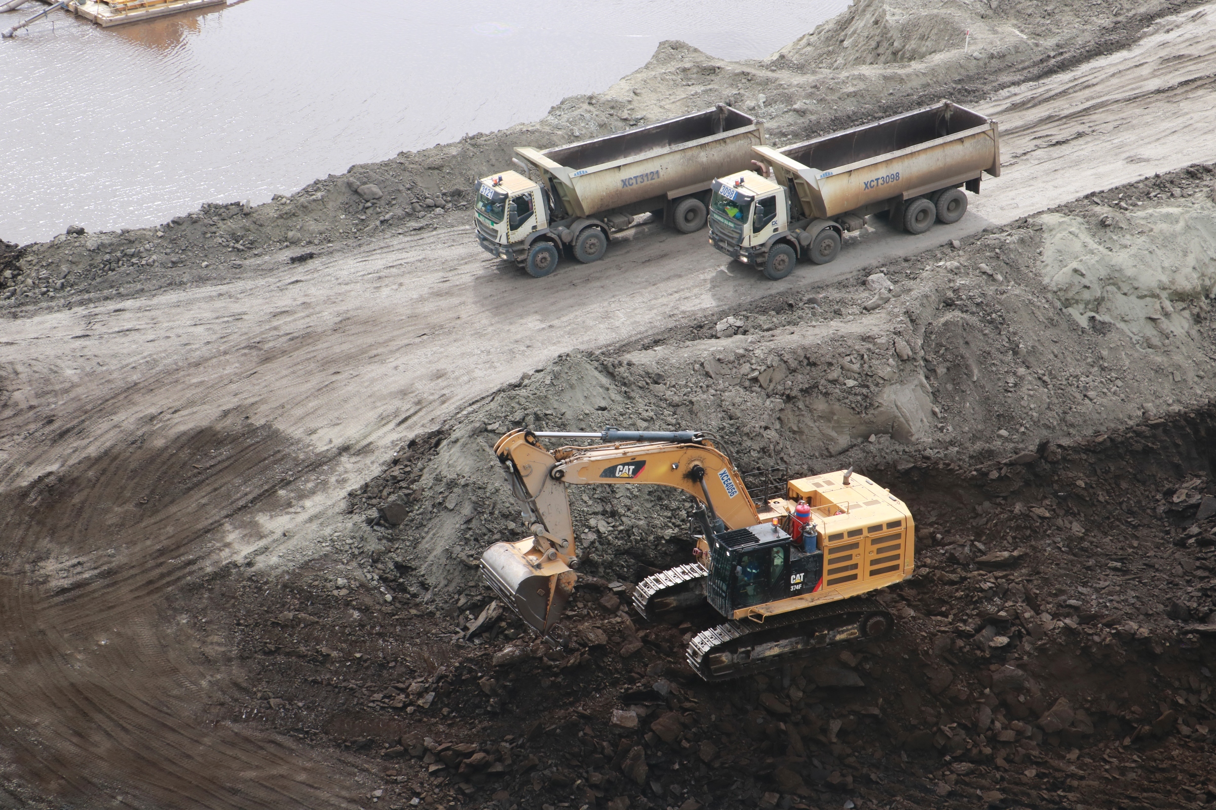 Aktivitas penambangan batu bara Media Djaya Bersama (MDB) Group melalui anak perusahaannya PT Mifa Bersaudara dan PT Bara Energi Lestari.