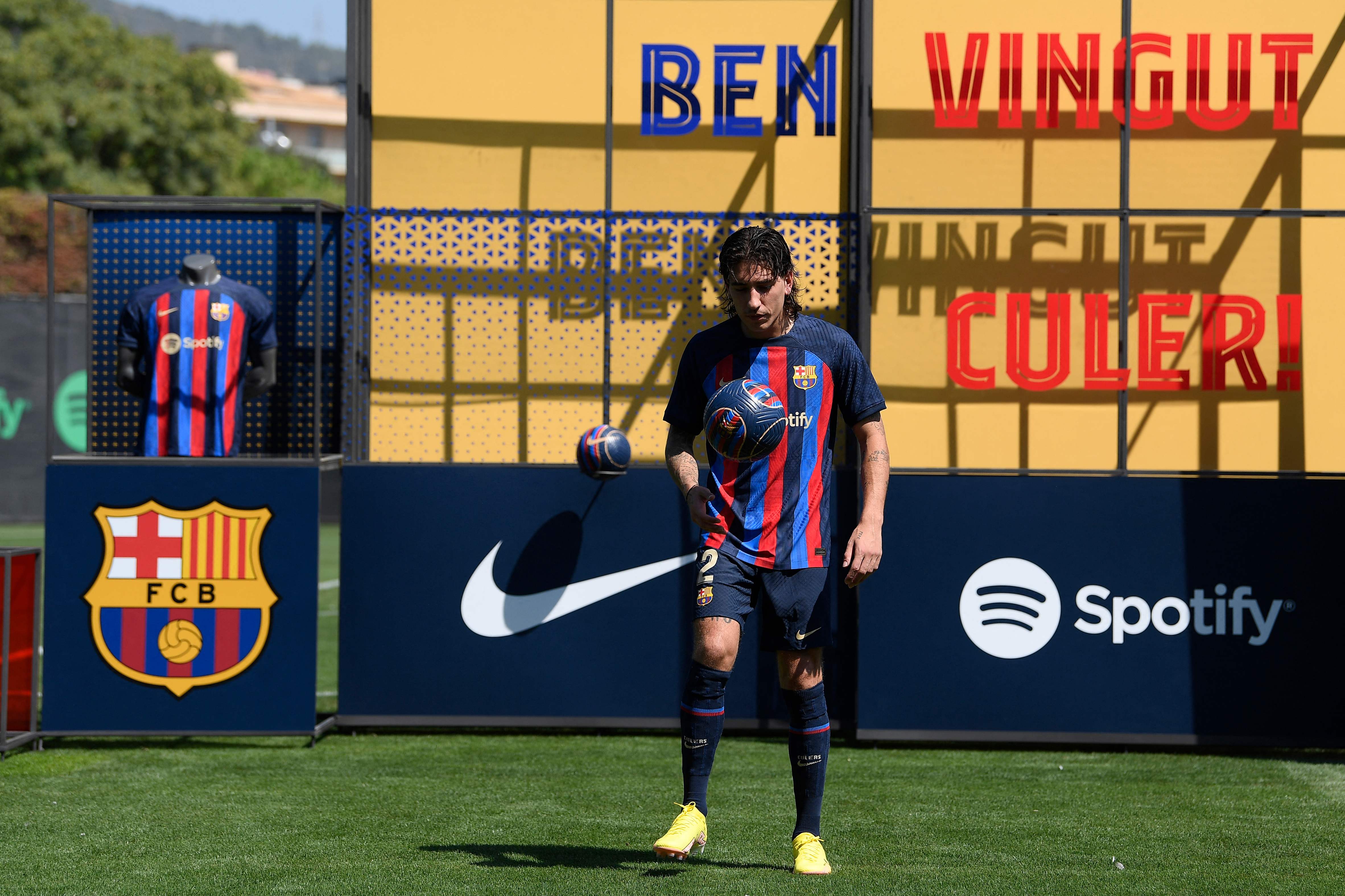 Bek timnas Spanyol Hector Bellerin saat diperkenalkan secara resmi oleh Barcelona pada 6 September 2022.