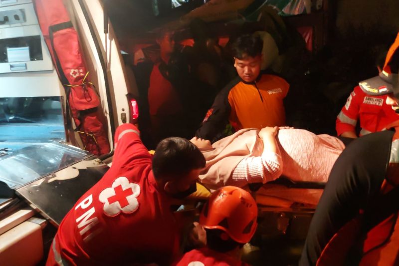 Petugas Palang Merah Indonesia (PMI) sedang menanggani ibu hamil yang akan melahirkan.