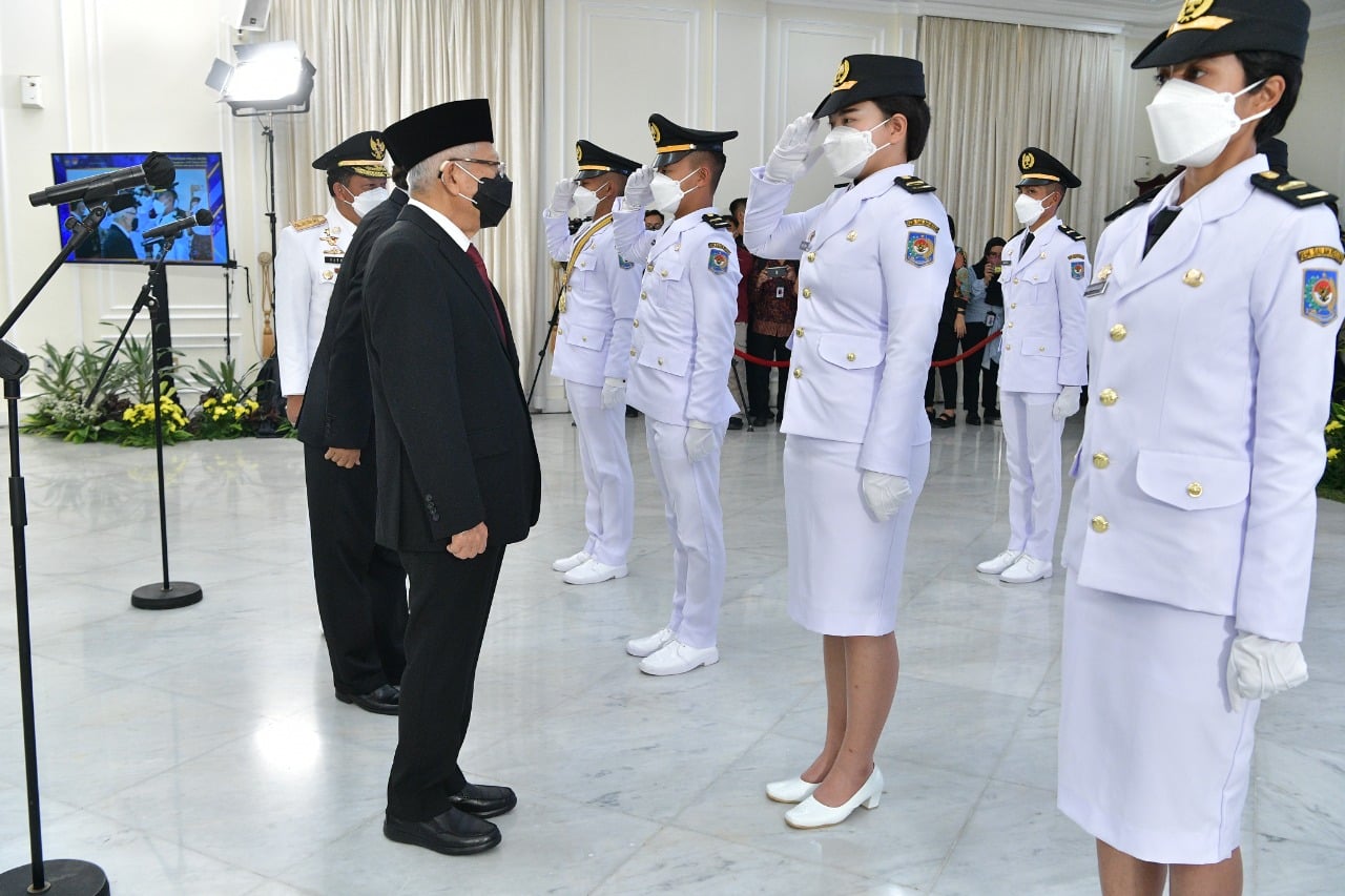 Wapres Ma'ruf Amin berbincang dengan perwakilan lulusan Institut Pemerintahan Dalam Negeri (IPDN) di Istana Wapres, Jakarta.